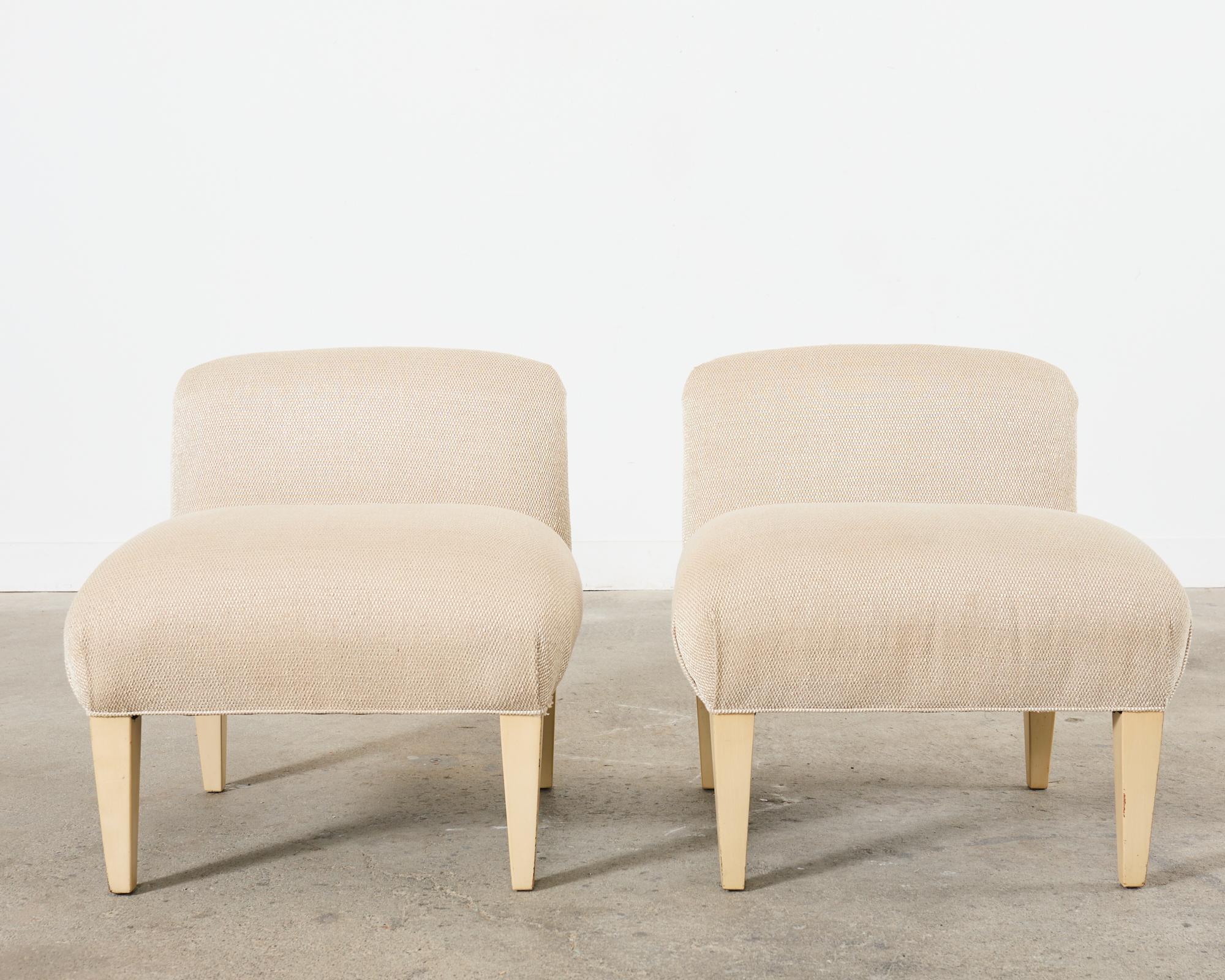Moderno Coppia di sedie moderne imbottite in legno duro Slipper Chairs in vendita