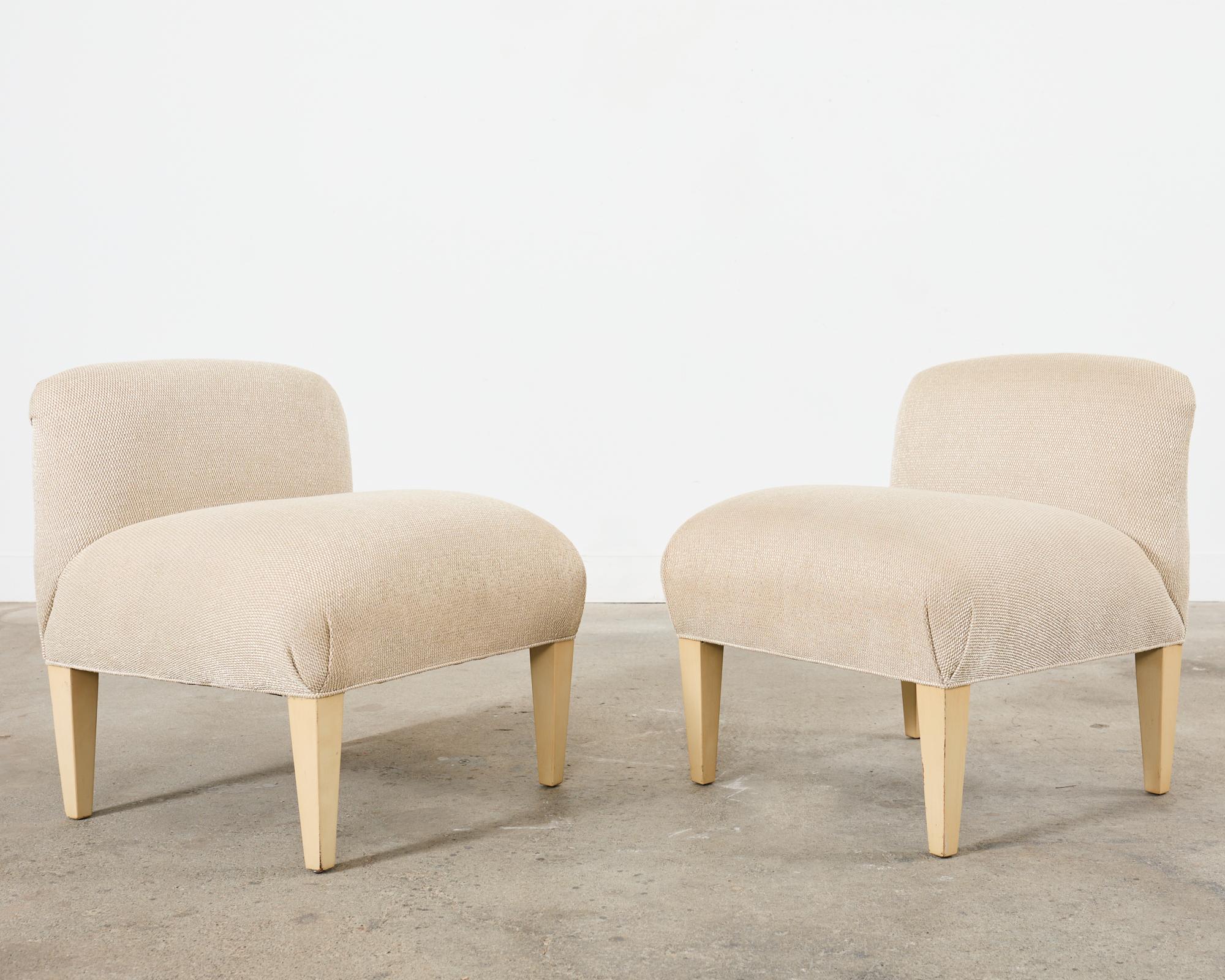 Americano Coppia di sedie moderne imbottite in legno duro Slipper Chairs in vendita