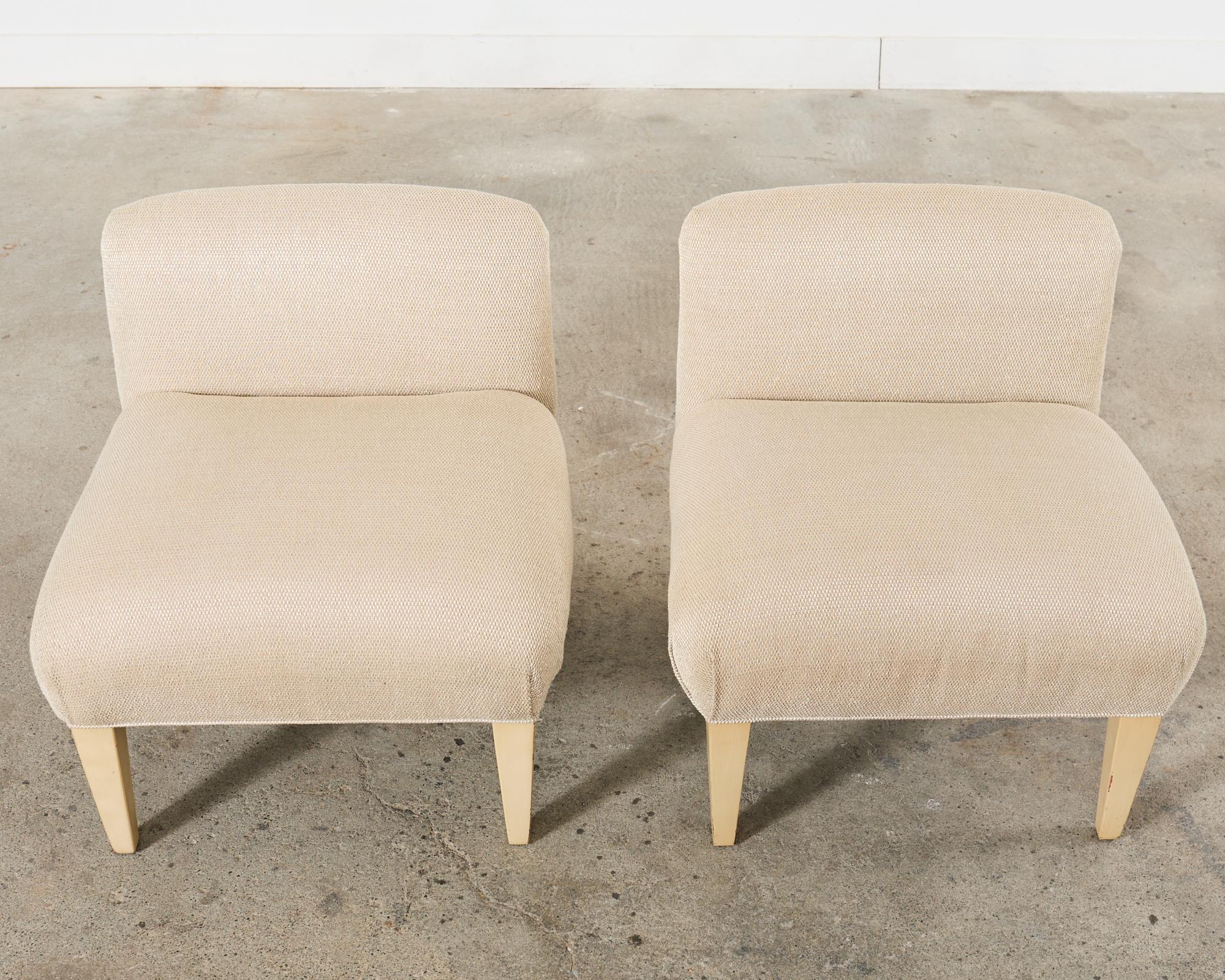 Dipinto Coppia di sedie moderne imbottite in legno duro Slipper Chairs in vendita