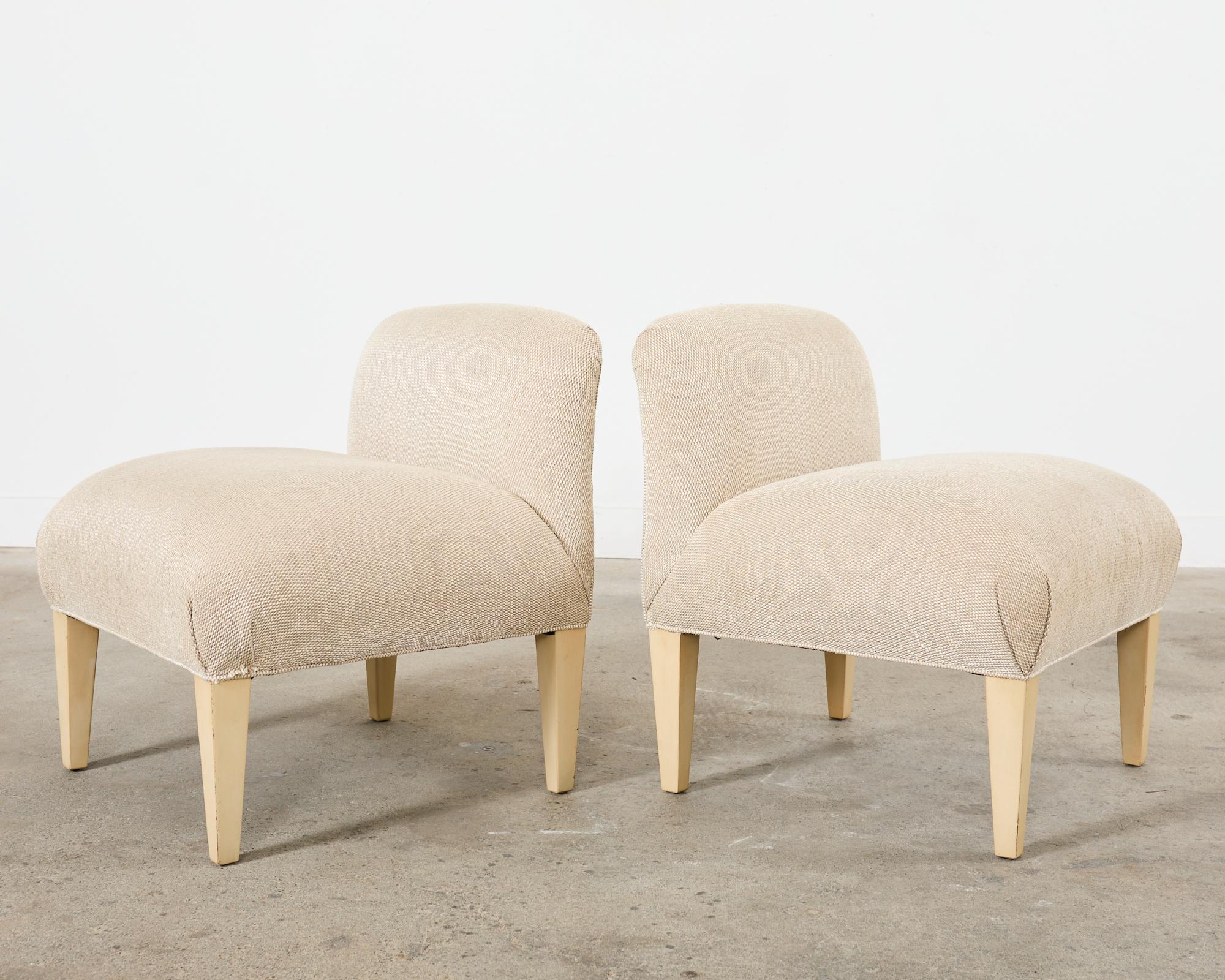 XX secolo Coppia di sedie moderne imbottite in legno duro Slipper Chairs in vendita