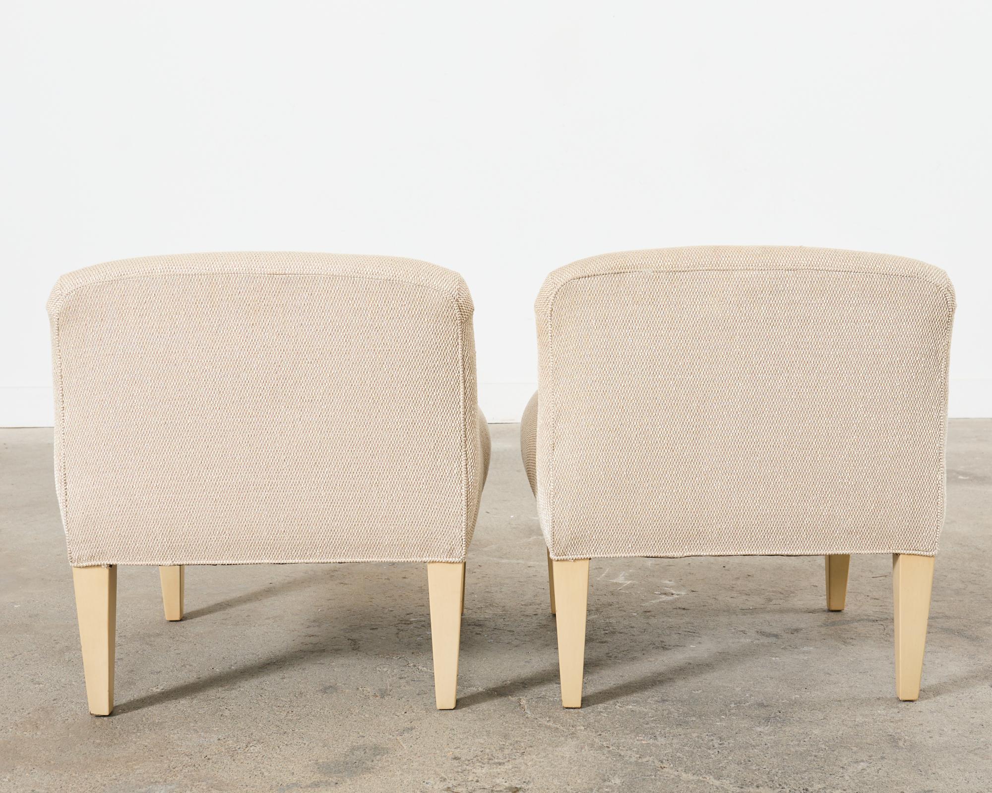 Coppia di sedie moderne imbottite in legno duro Slipper Chairs in vendita 1