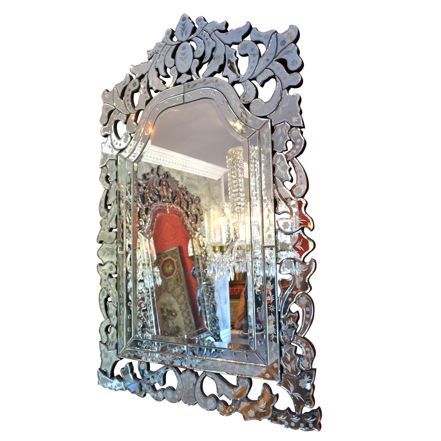 Ein Paar moderne venezianische Spiegel aus geätztem Glas (Moderne) im Angebot