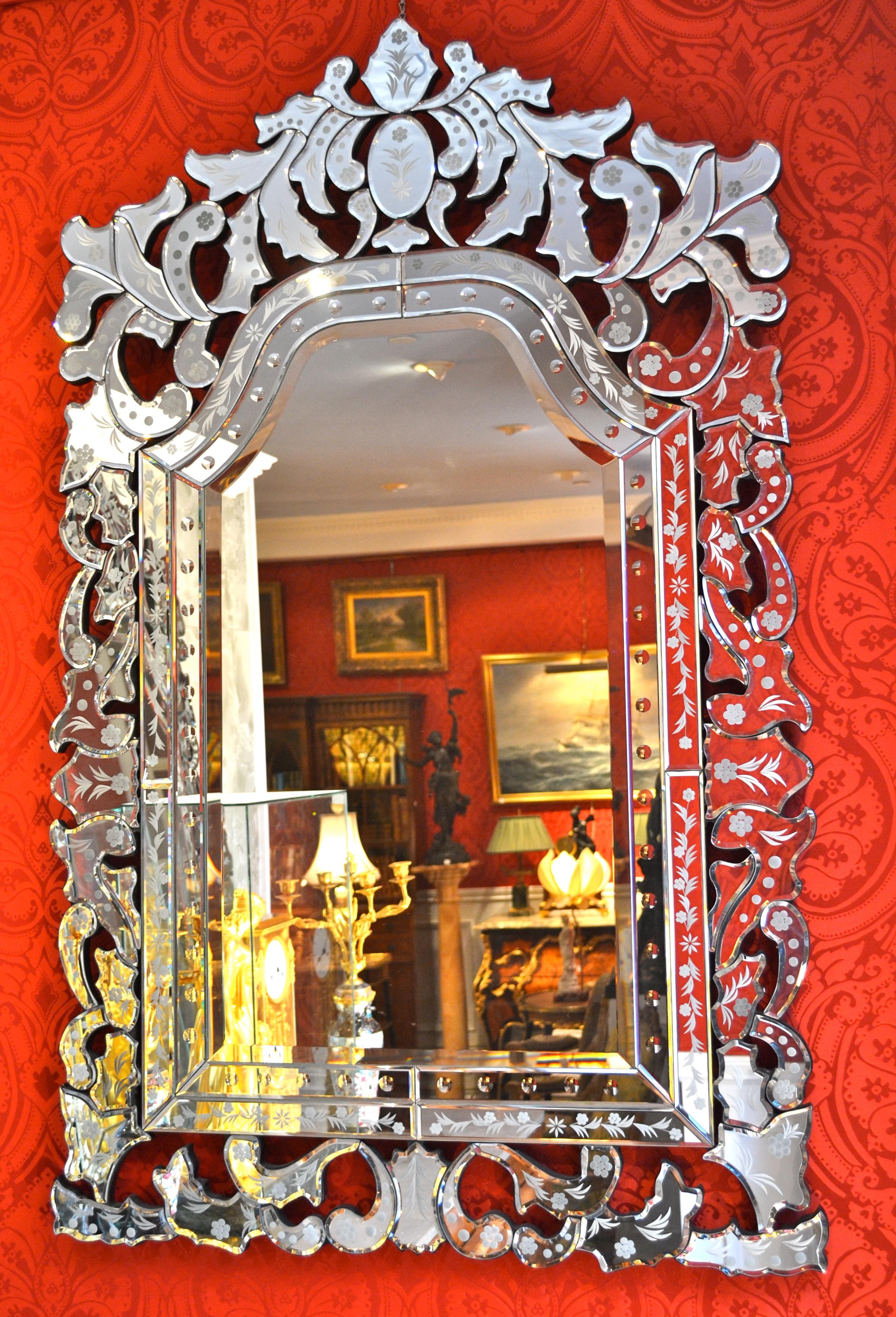 Biseauté Paire de miroirs vénitiens modernes en verre gravé en vente
