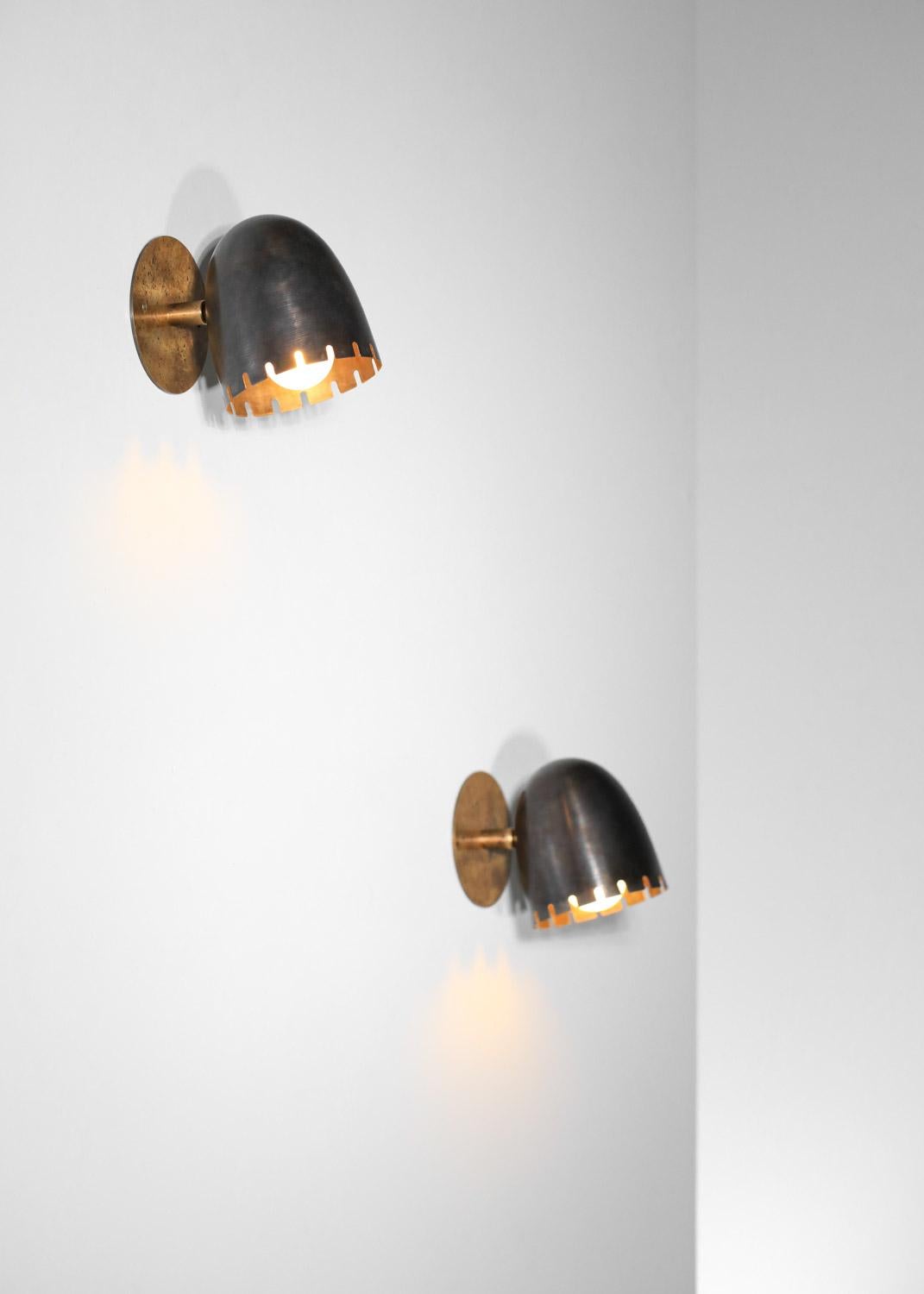 Mid-Century Modern Paire d'appliques modernes cocotte en laiton patiné en vente