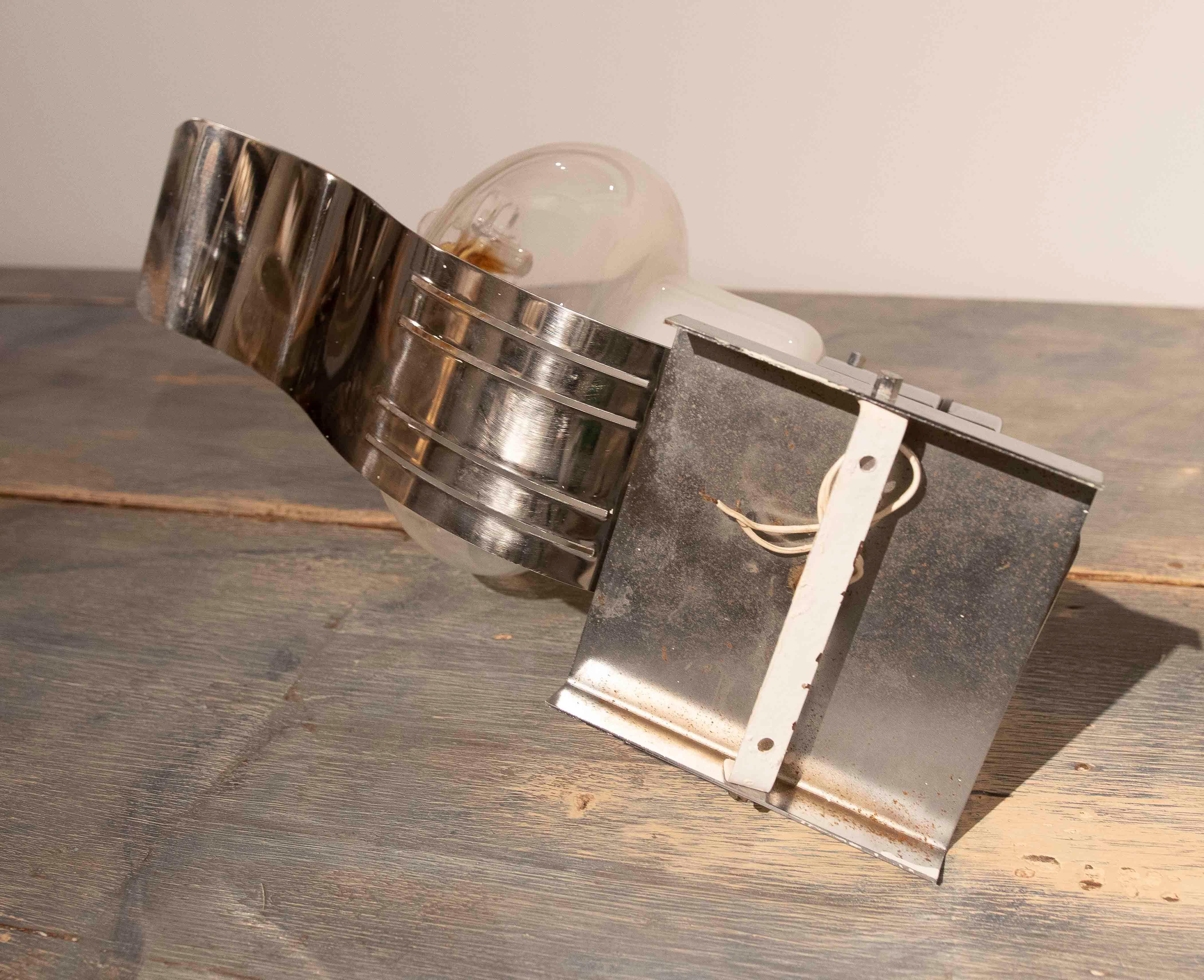 Coppia di lampade da parete moderne in vetro e metallo cromato in vendita 5