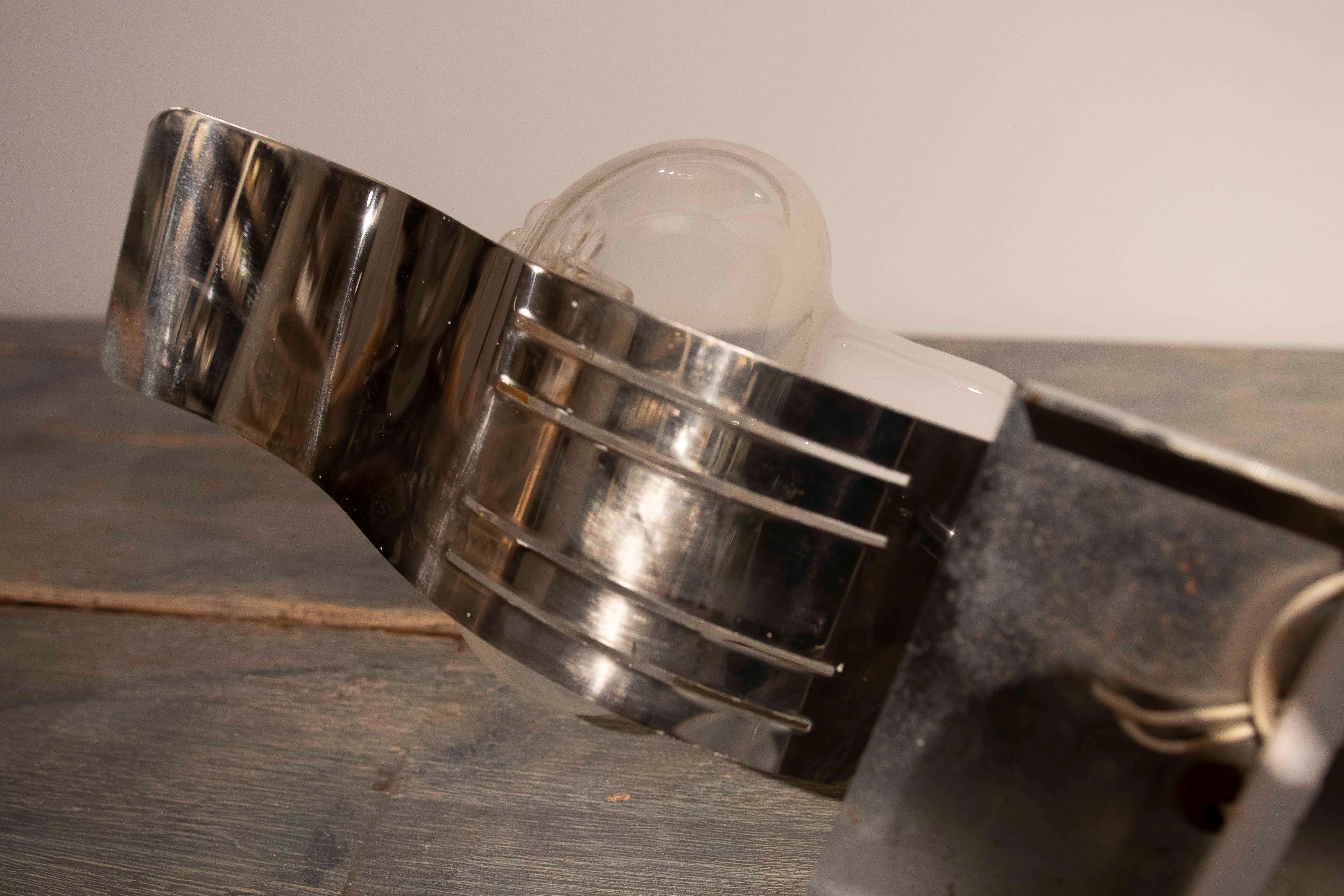 Coppia di lampade da parete moderne in vetro e metallo cromato in vendita 6
