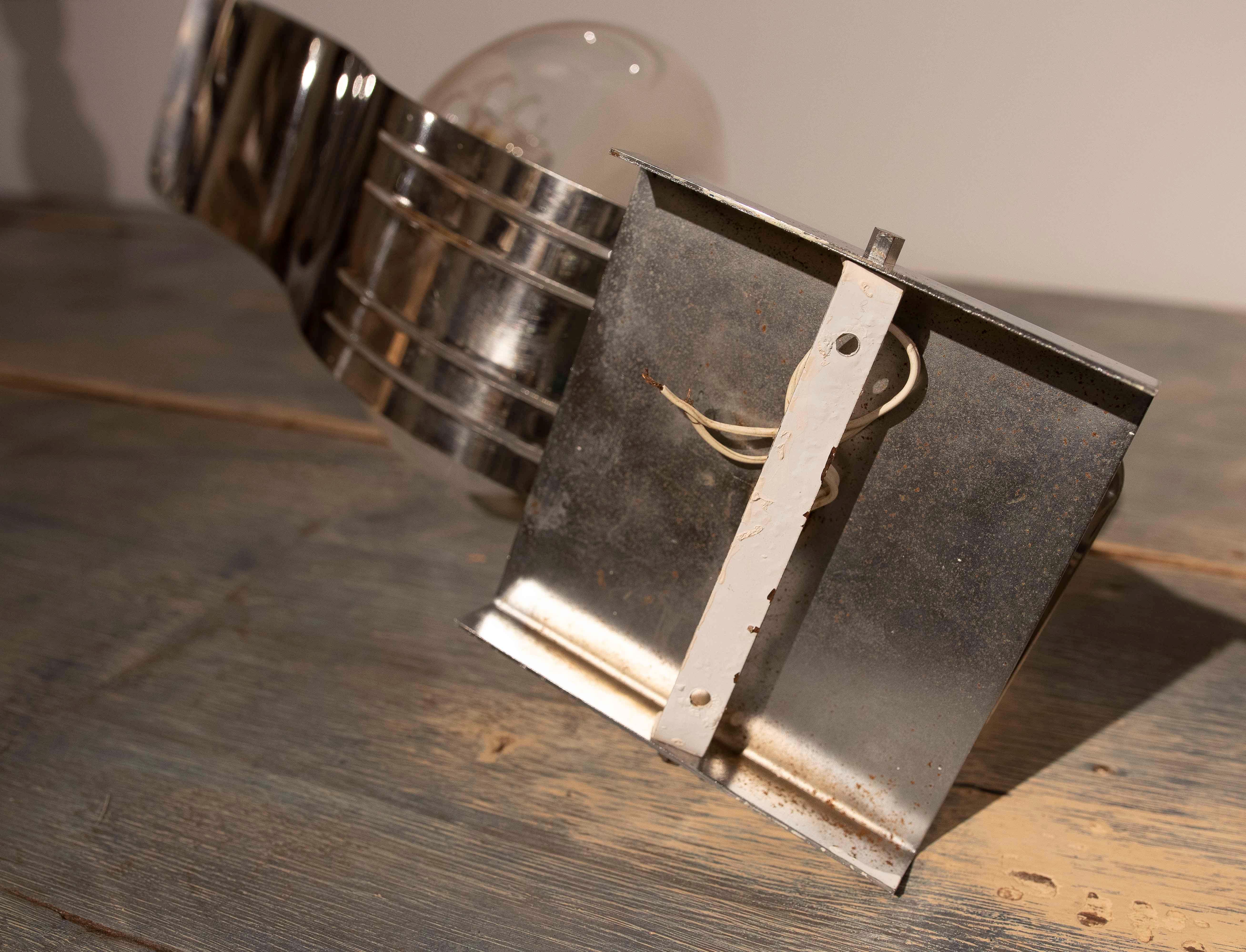 Coppia di lampade da parete moderne in vetro e metallo cromato in vendita 7