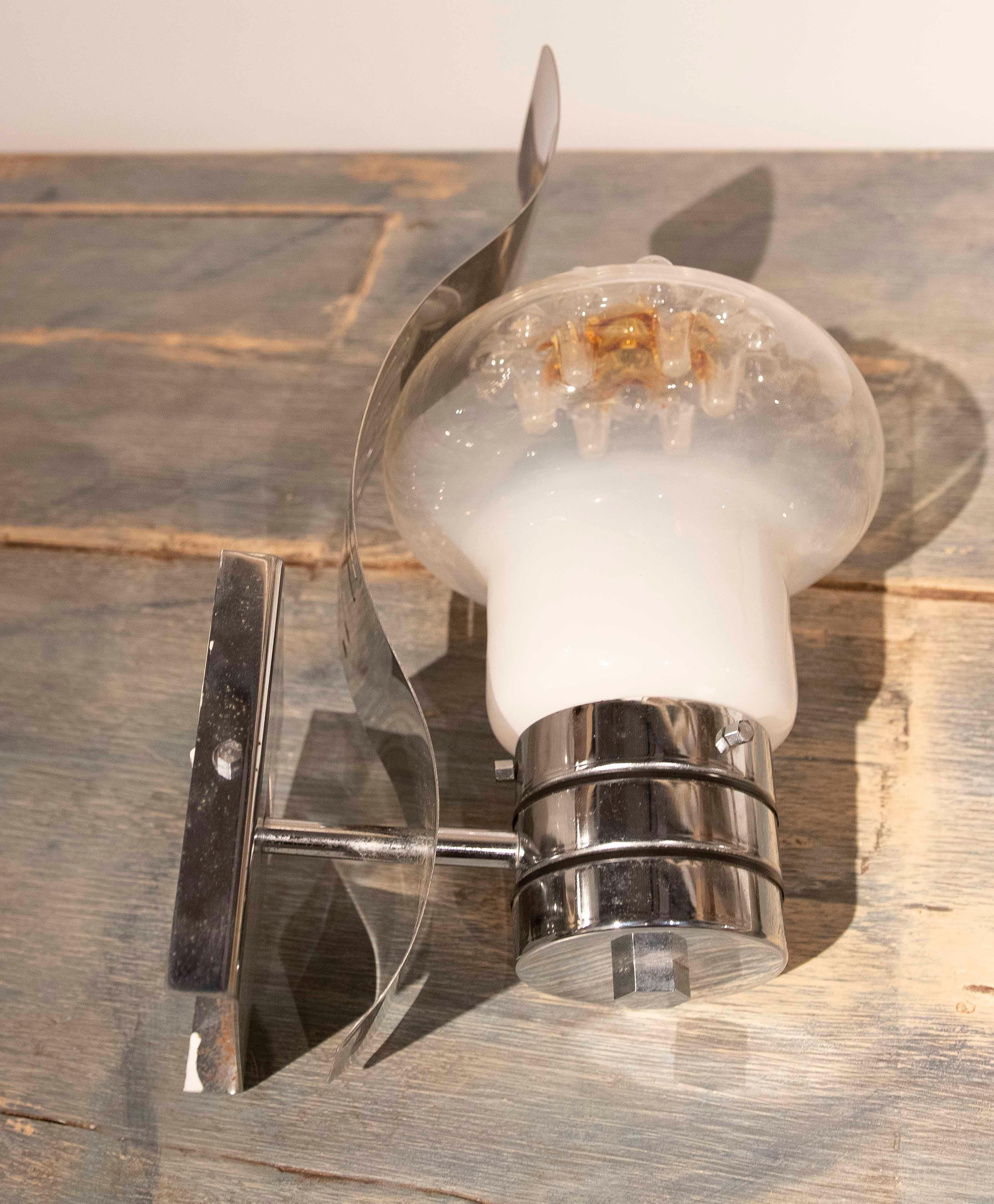 Coppia di lampade da parete moderne in vetro e metallo cromato in vendita 8