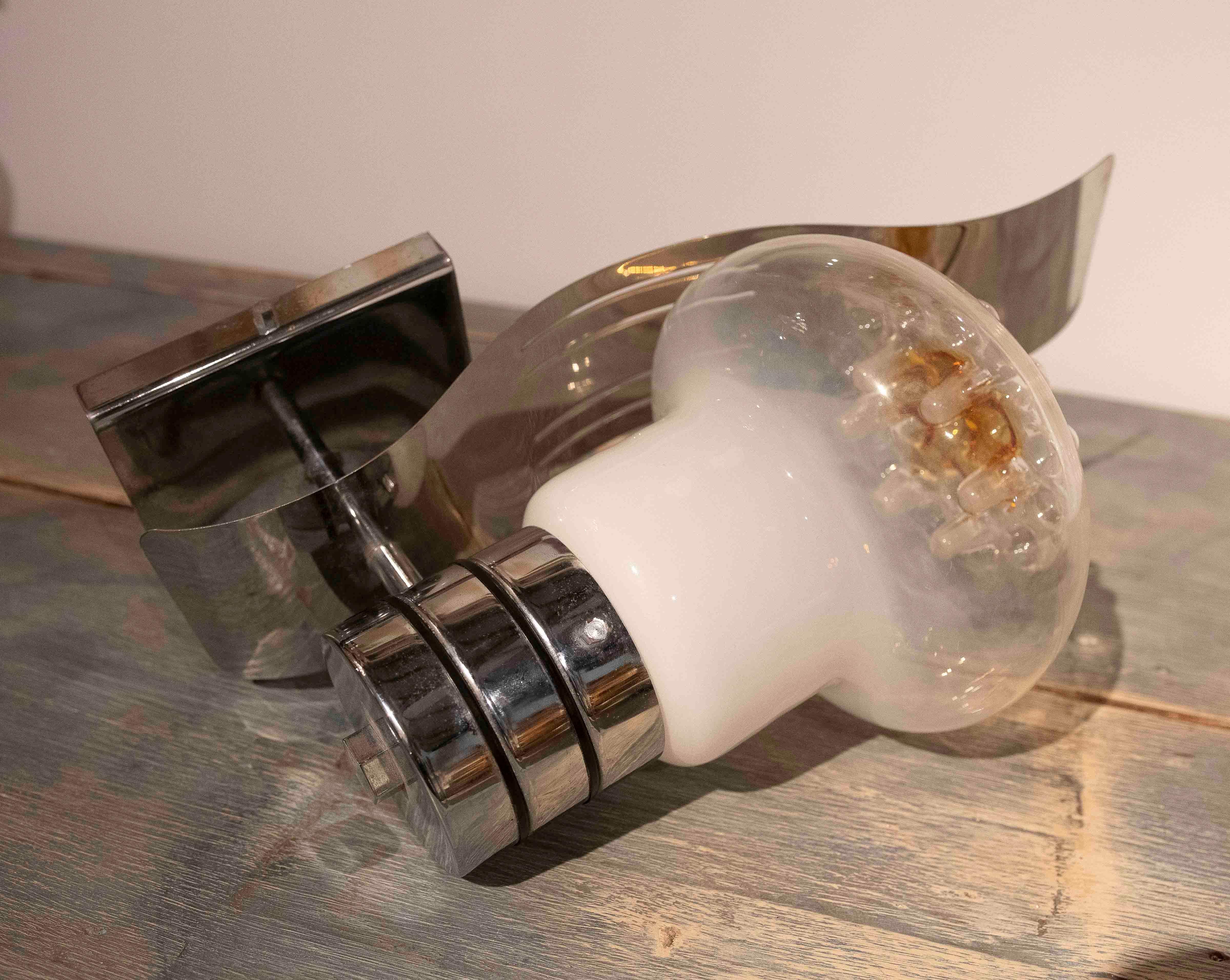 Coppia di lampade da parete moderne in vetro e metallo cromato in vendita 9