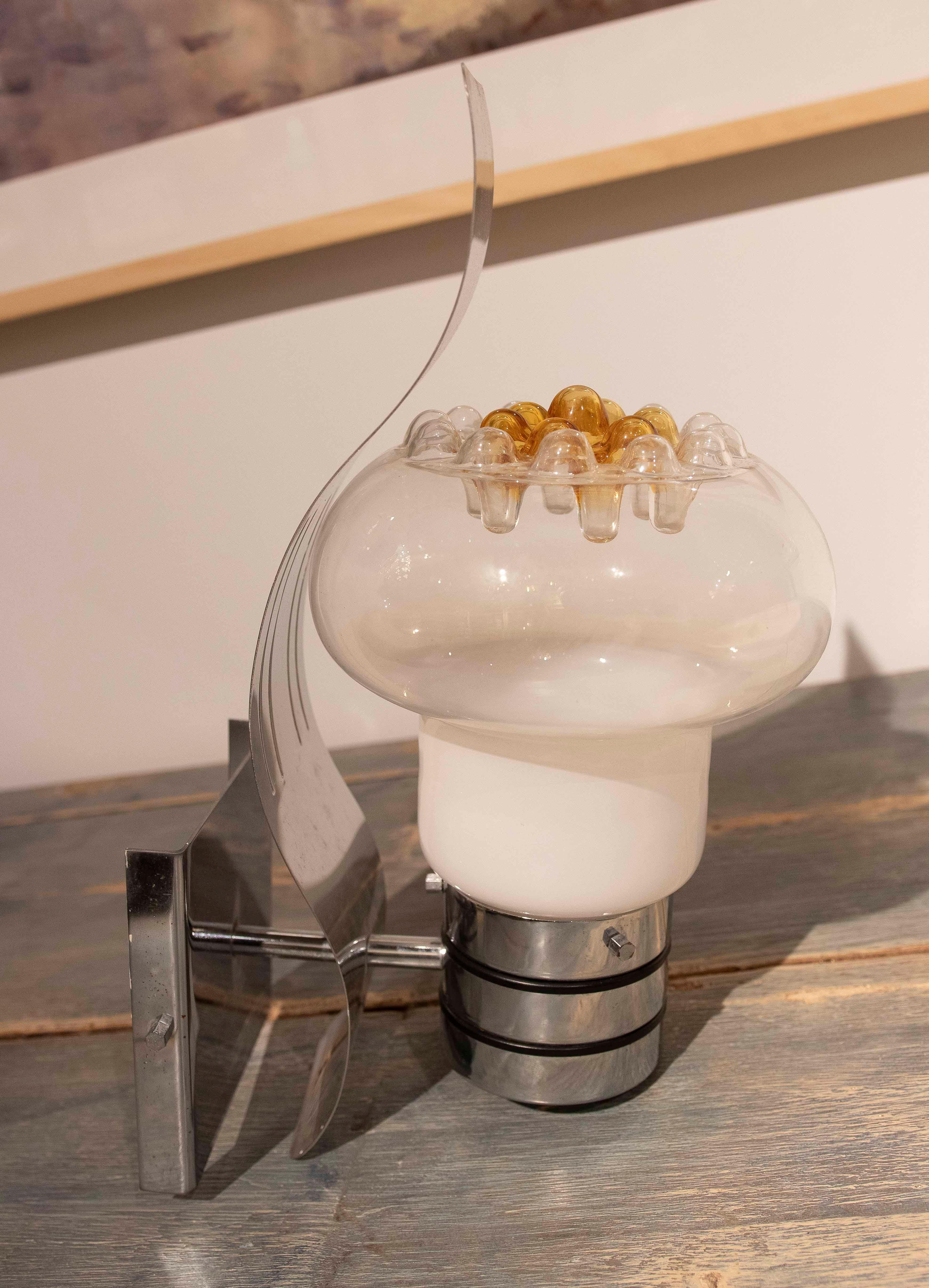 Italiano Coppia di lampade da parete moderne in vetro e metallo cromato in vendita