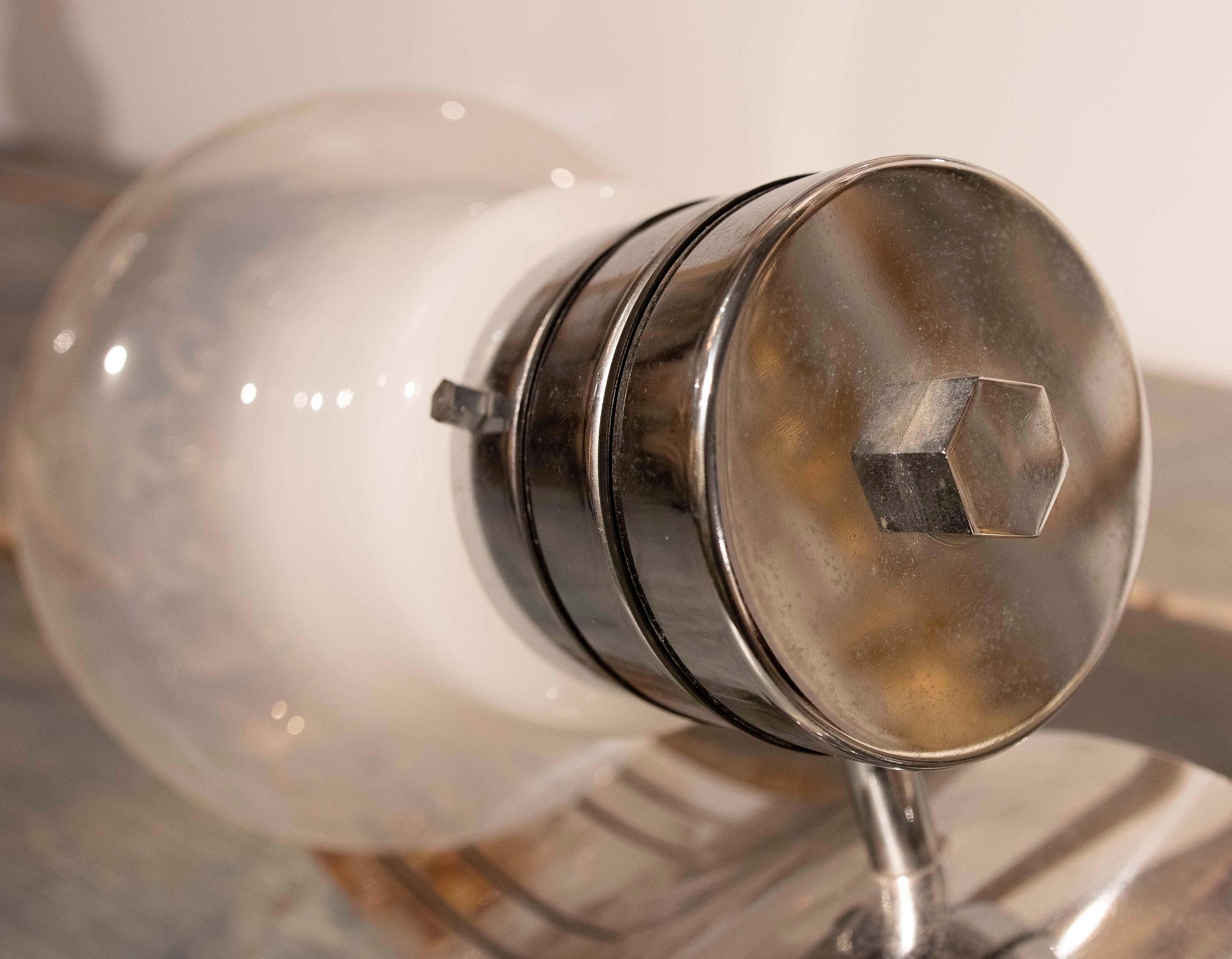 Coppia di lampade da parete moderne in vetro e metallo cromato in vendita 1