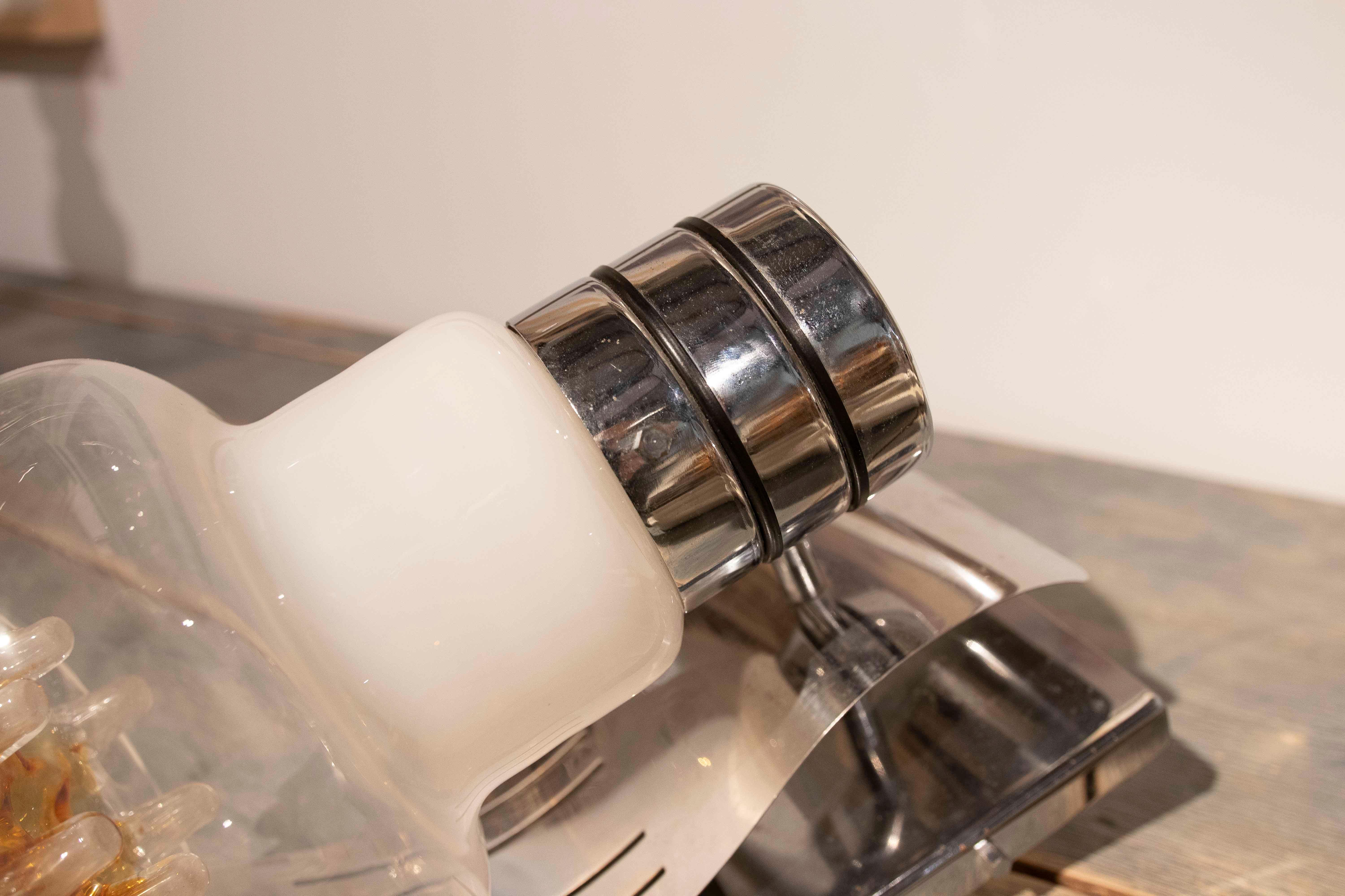 Coppia di lampade da parete moderne in vetro e metallo cromato in vendita 3