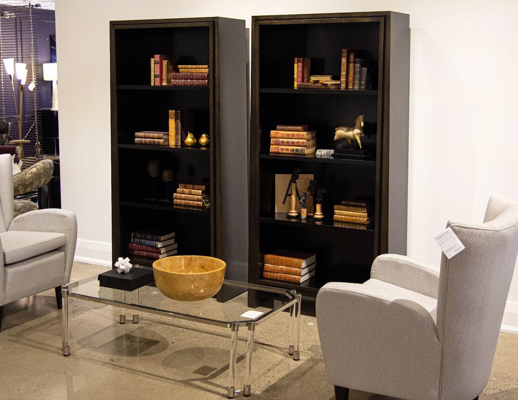Coppia di librerie moderne in noce e nero. Finitura personalizzata con esterno in noce scuro satinato e interni neri satinati. Realizzato negli Stati Uniti e rifinito su misura dagli artigiani di Carrocel. Ogni libreria ha 3 ripiani, tutti