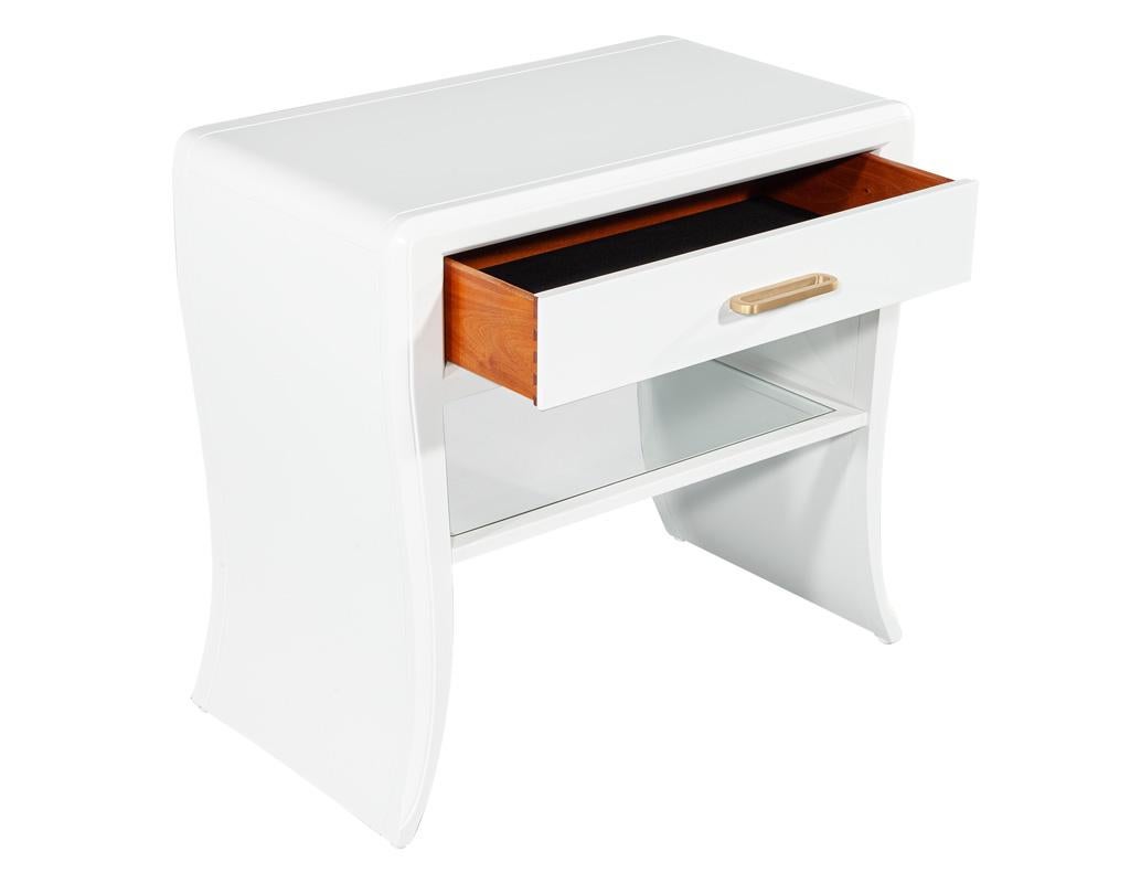 Pair of Modern White Curved Nightstand End Tables In Excellent Condition For Sale In North York, ON