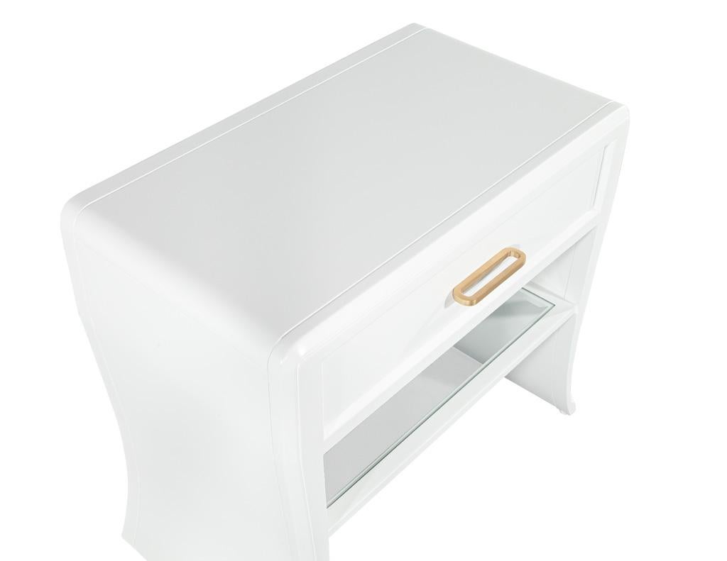 Contemporary Pair of Modern White Curved Nightstand End Tables For Sale