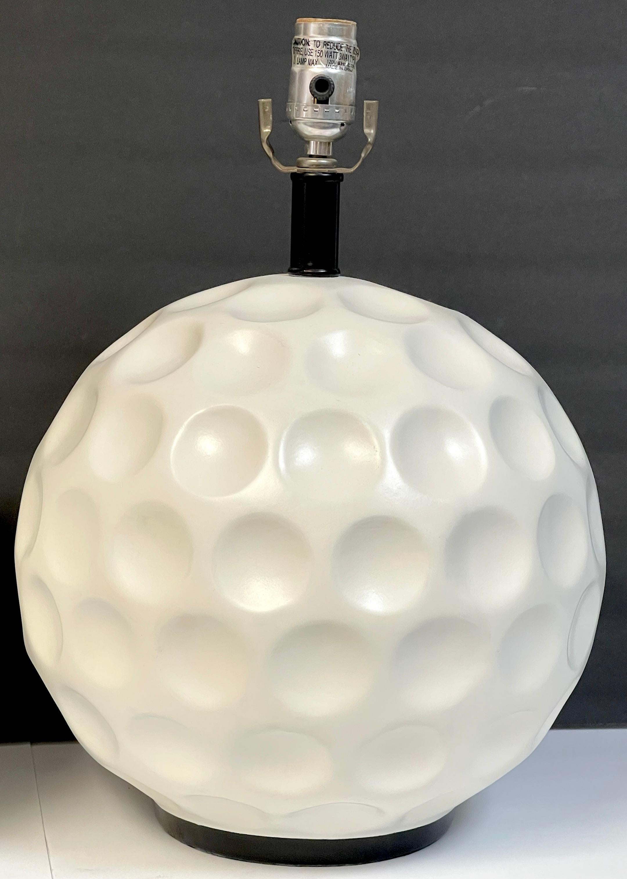 Blackened Pair of Modern White Enameled Metal 'Golf Ball' Lamps For Sale