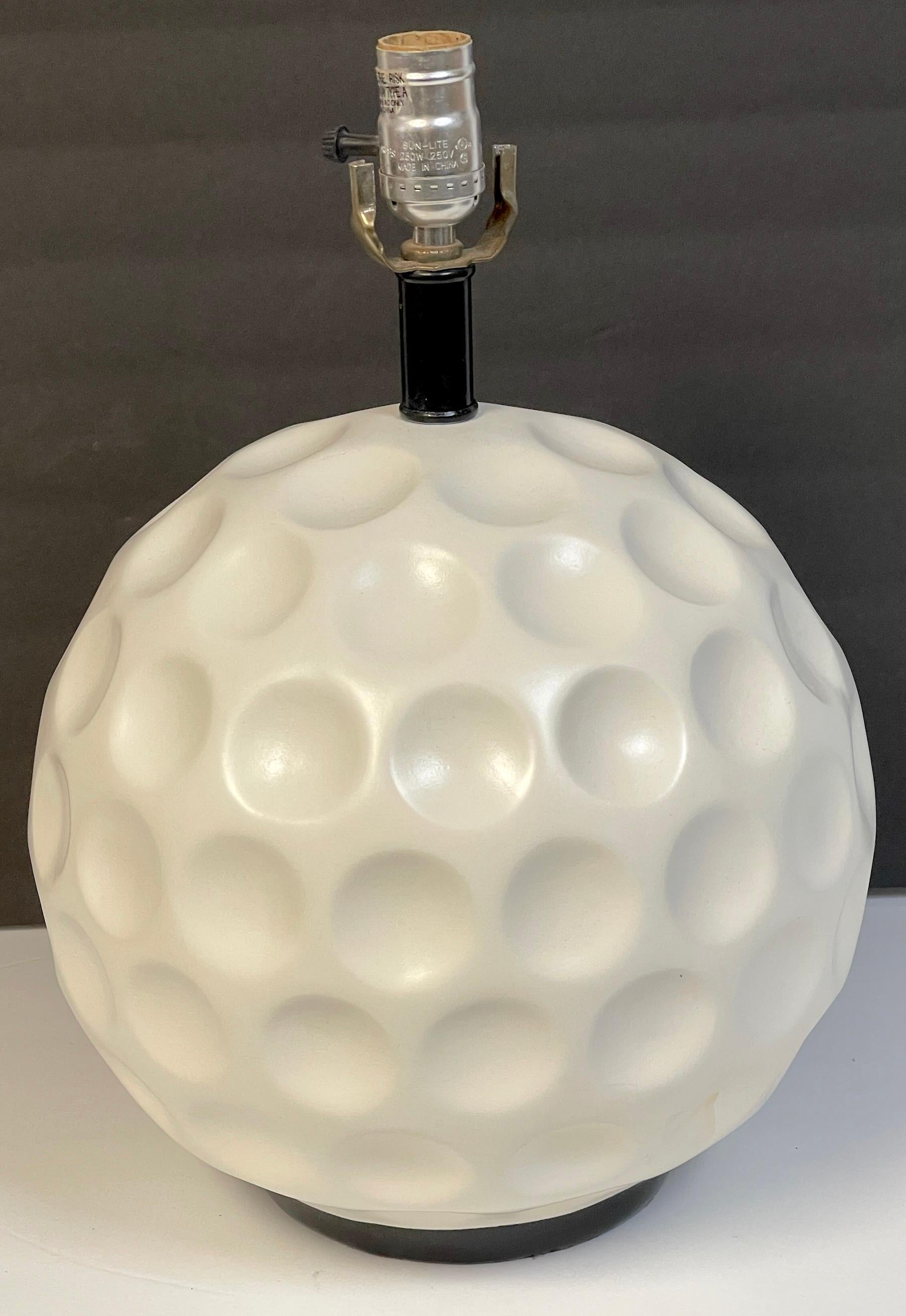 Pair of Modern White Enameled Metal 'Golf Ball' Lamps For Sale 1