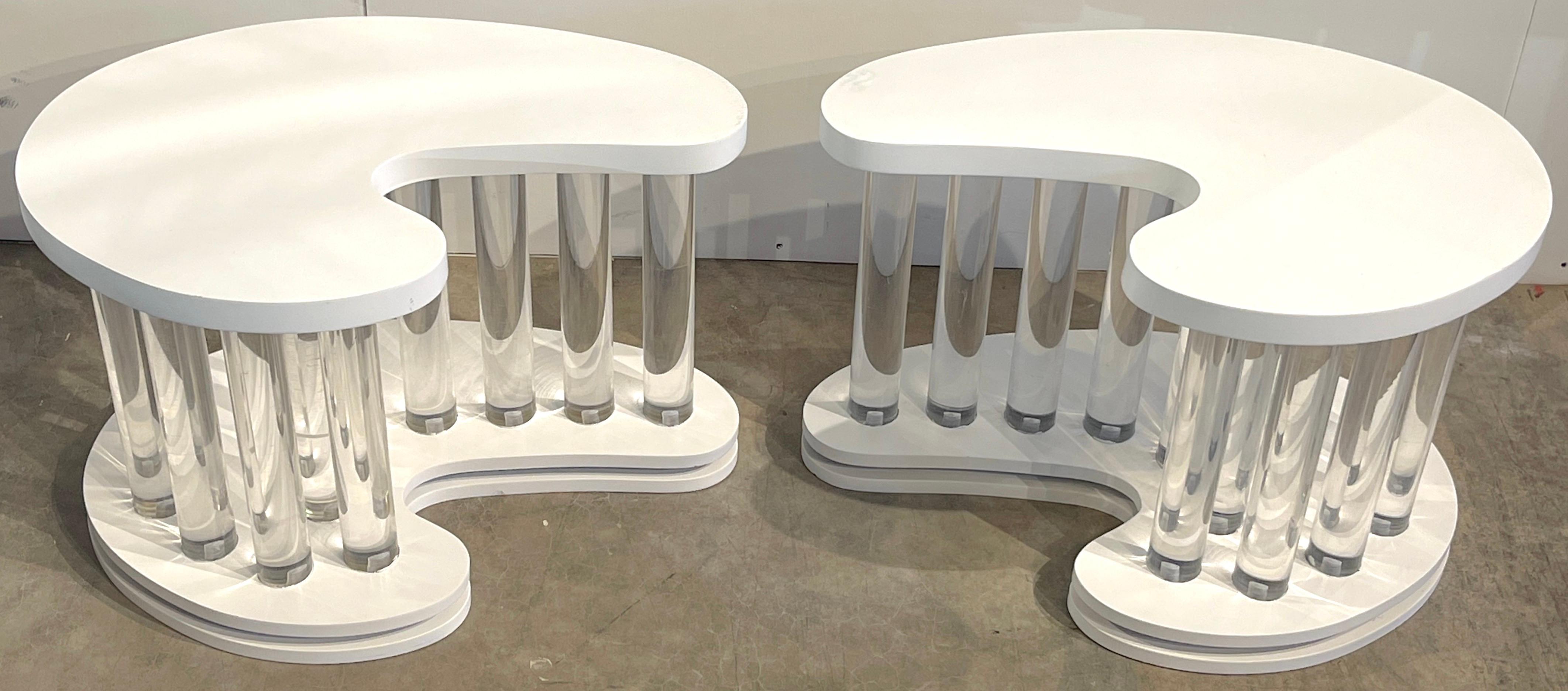 Paire de tables d'appoint Boomerang modernes en laque blanche et colonne en lucite
Attribué à la maison Grosfeld

Chacun d'entre eux est de taille réduite, le design unique, la profondeur allant de 16,5 pouces à 8 pouces. Il repose sur neuf colonnes
