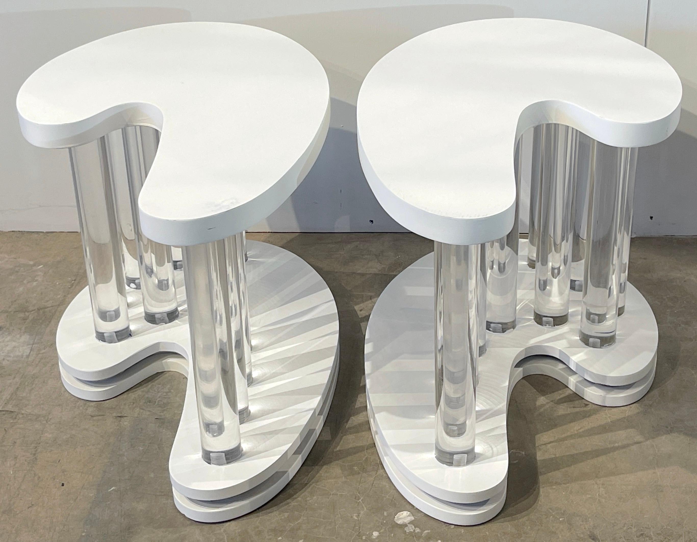 Moderne Paire de tables d'appoint Boomerang modernes en laque blanche et colonne en lucite en vente