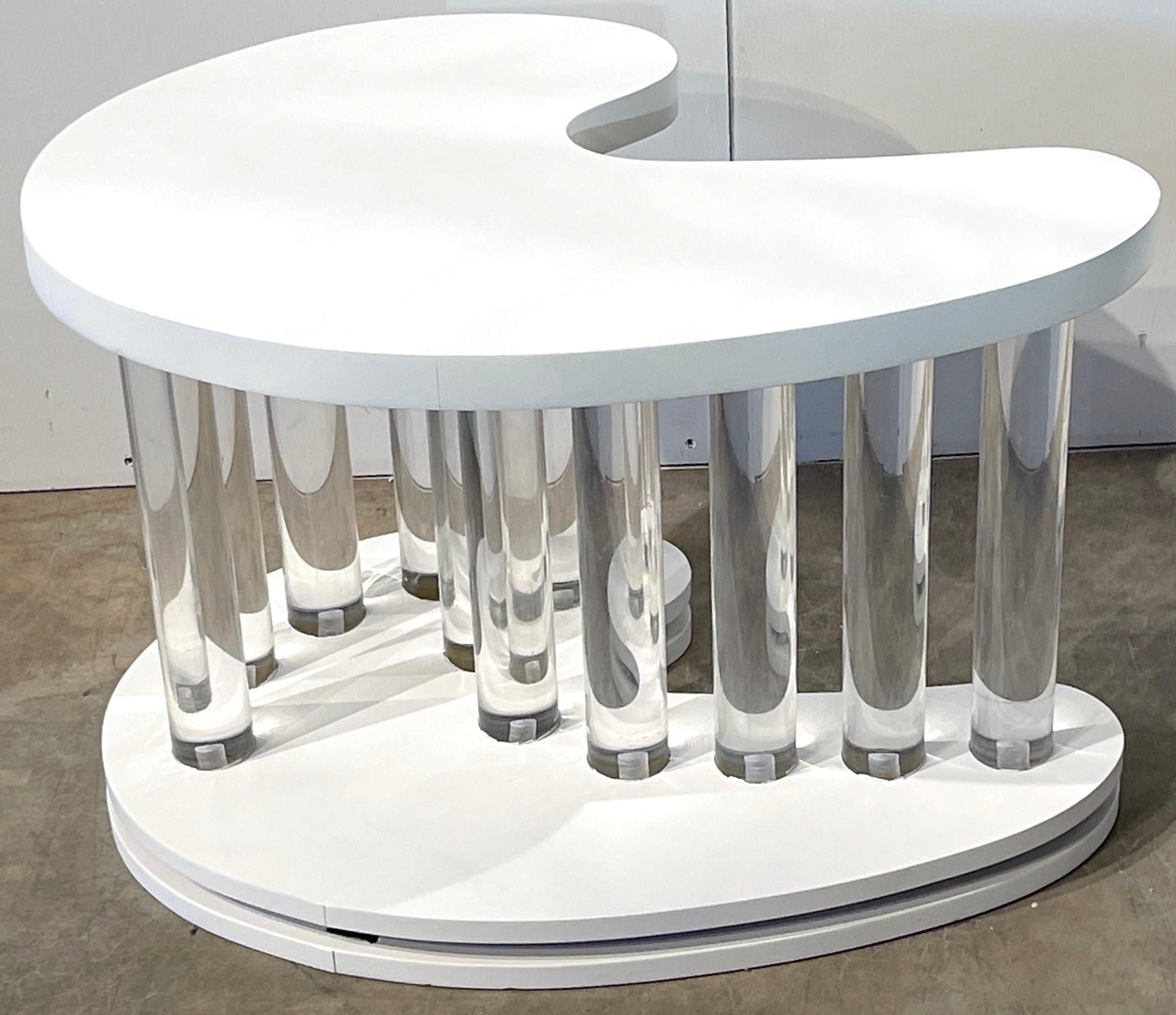Américain Paire de tables d'appoint Boomerang modernes en laque blanche et colonne en lucite en vente