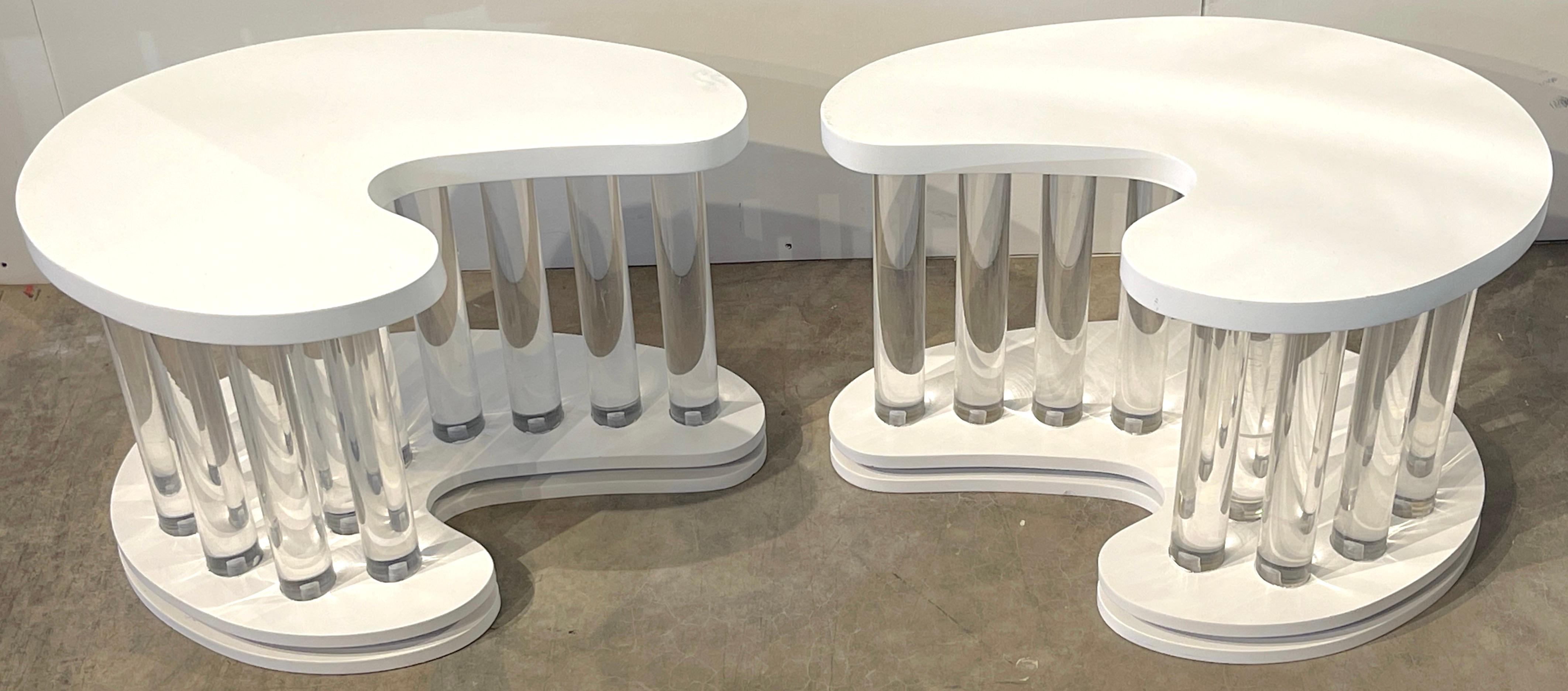 Paire de tables d'appoint Boomerang modernes en laque blanche et colonne en lucite Bon état - En vente à West Palm Beach, FL