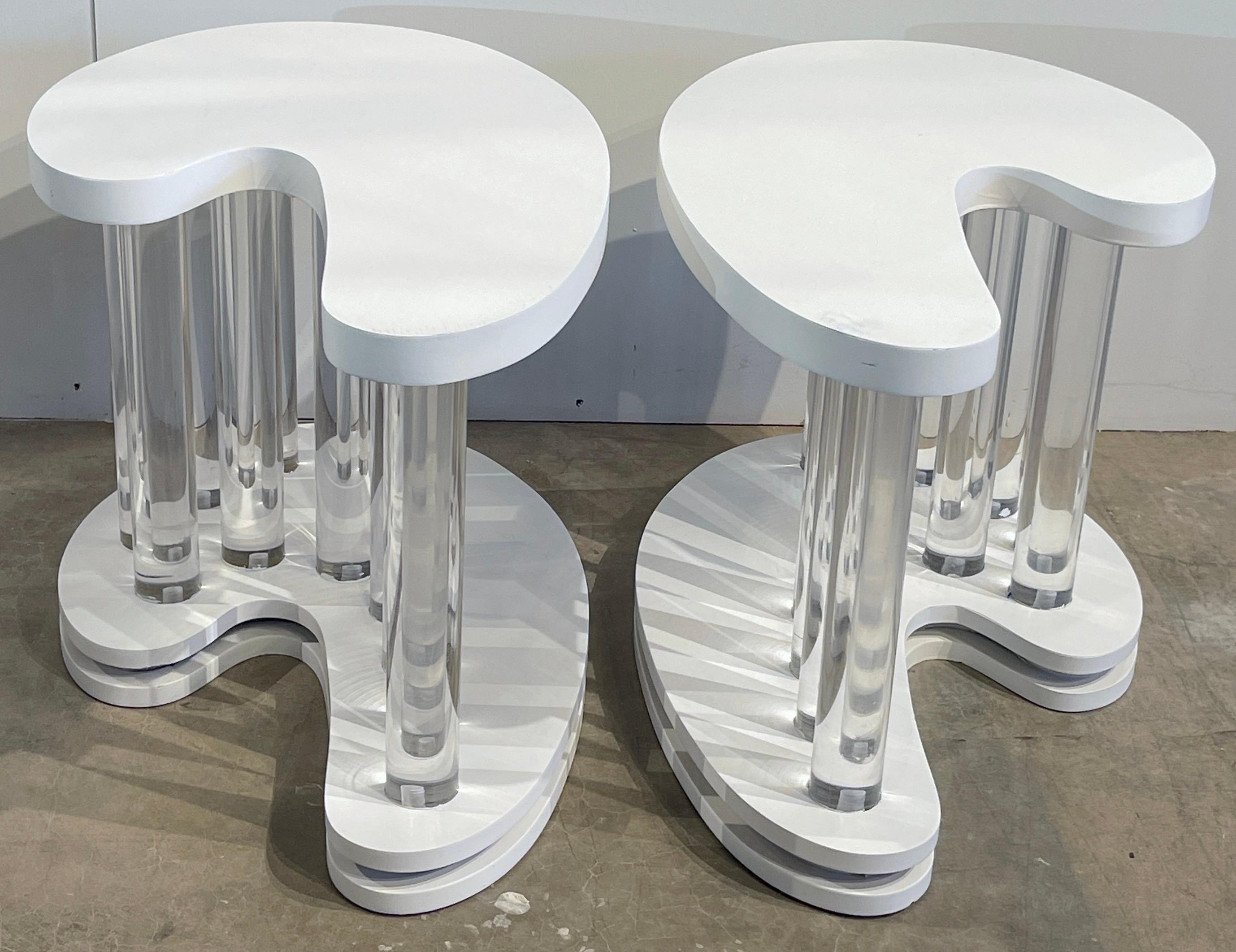 20ième siècle Paire de tables d'appoint Boomerang modernes en laque blanche et colonne en lucite en vente