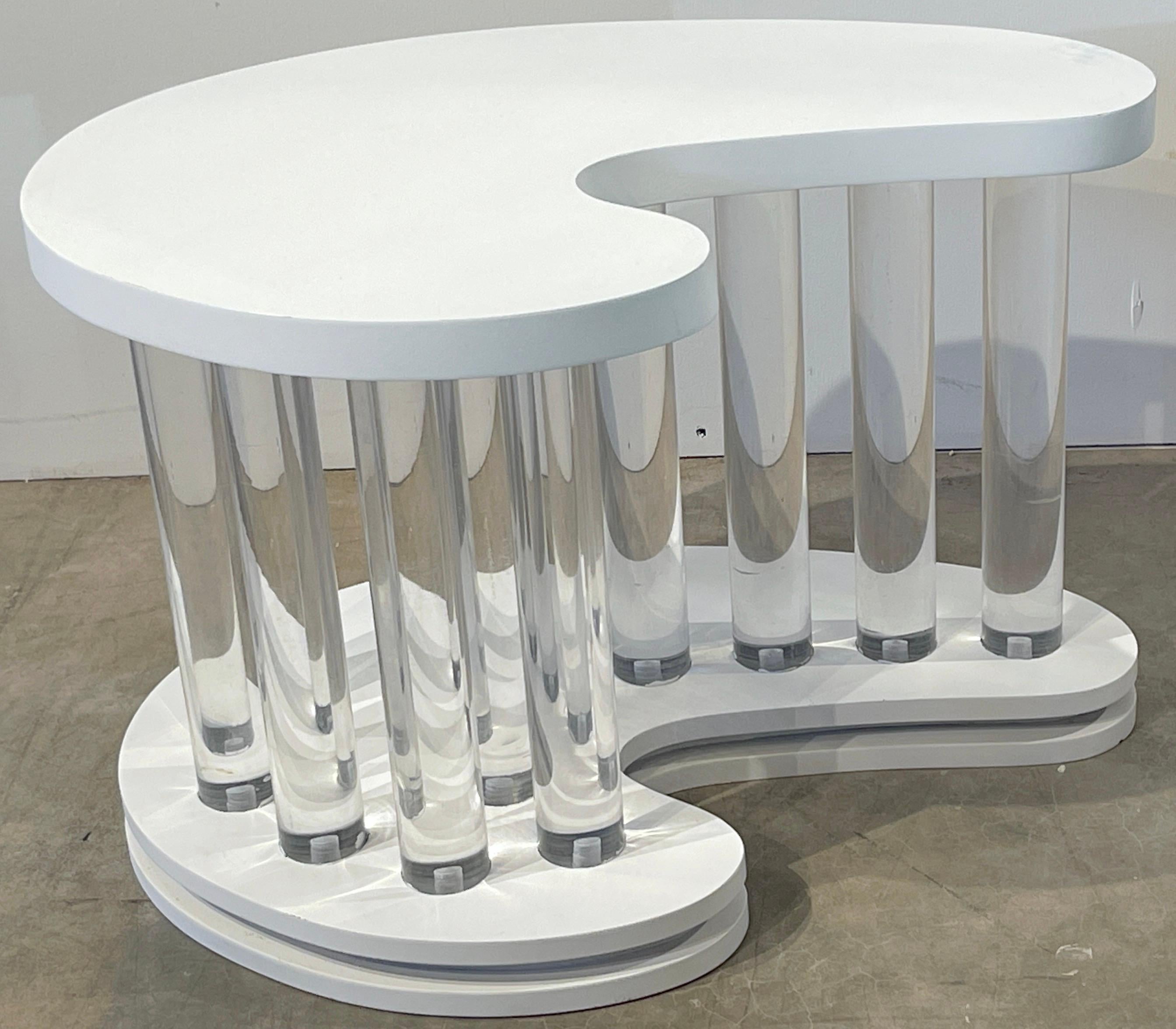 Lucite Paire de tables d'appoint Boomerang modernes en laque blanche et colonne en lucite en vente