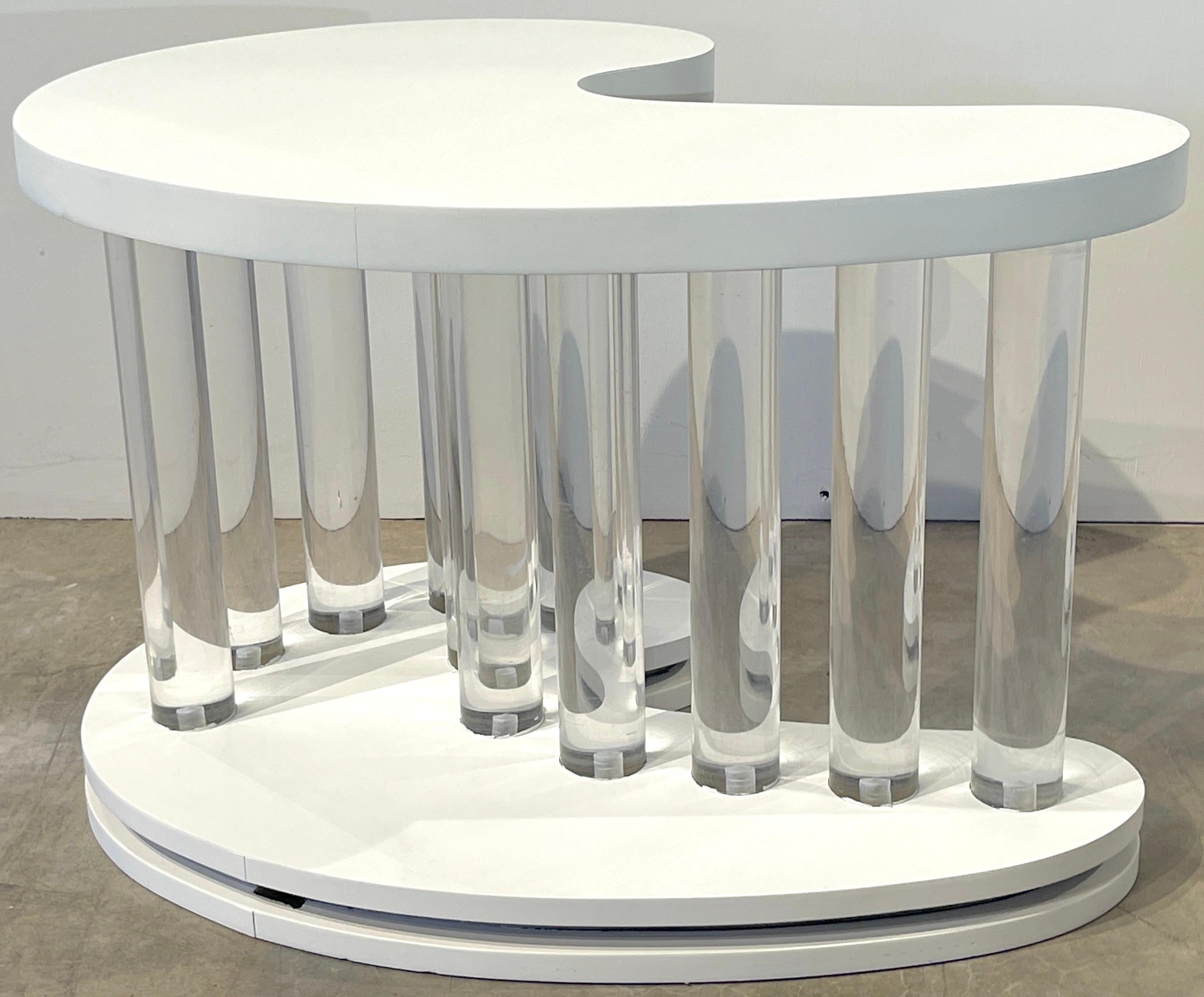 Paire de tables d'appoint Boomerang modernes en laque blanche et colonne en lucite en vente 1