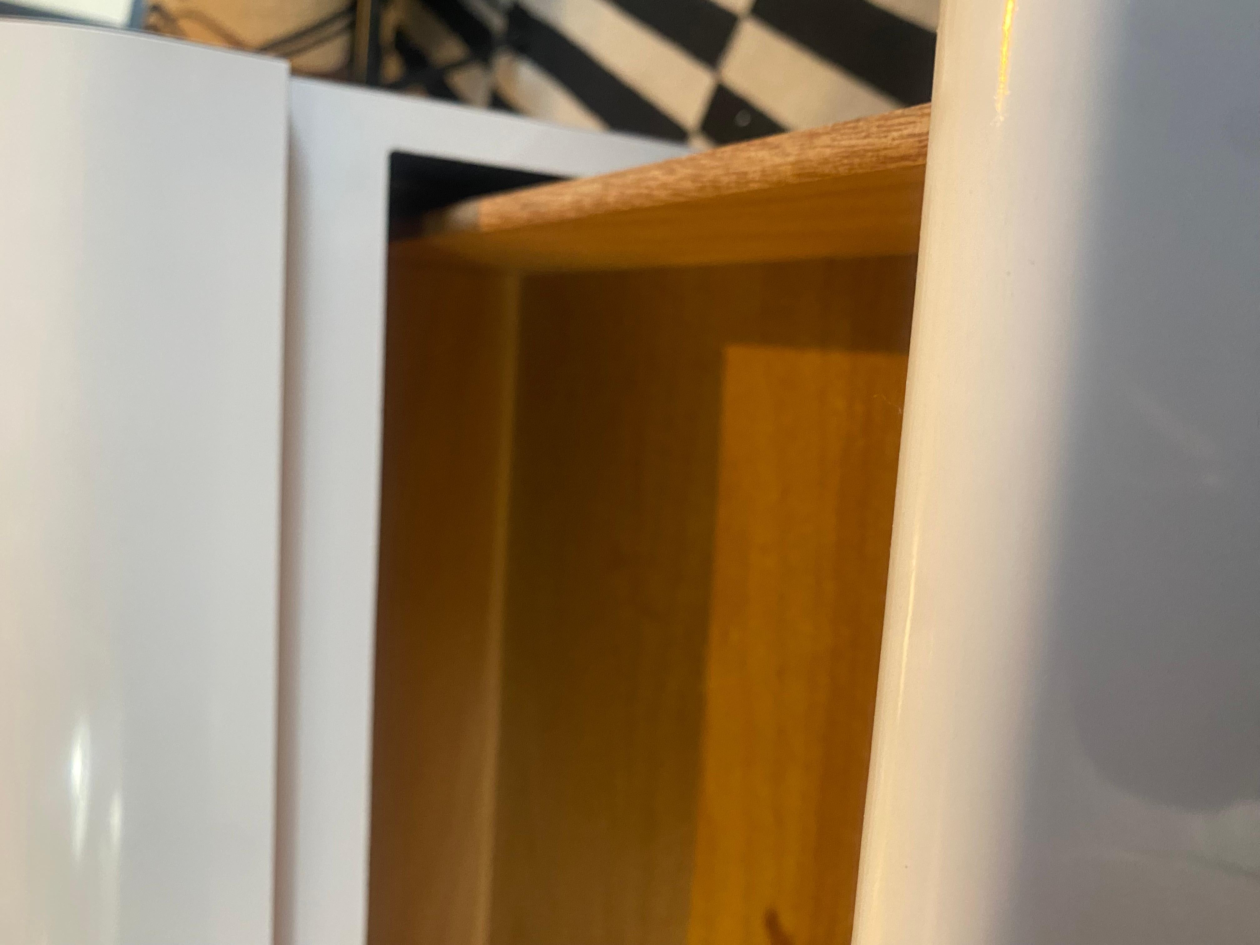Moderne Nachttische aus weißem Laminat, Paar (Ende des 20. Jahrhunderts) im Angebot