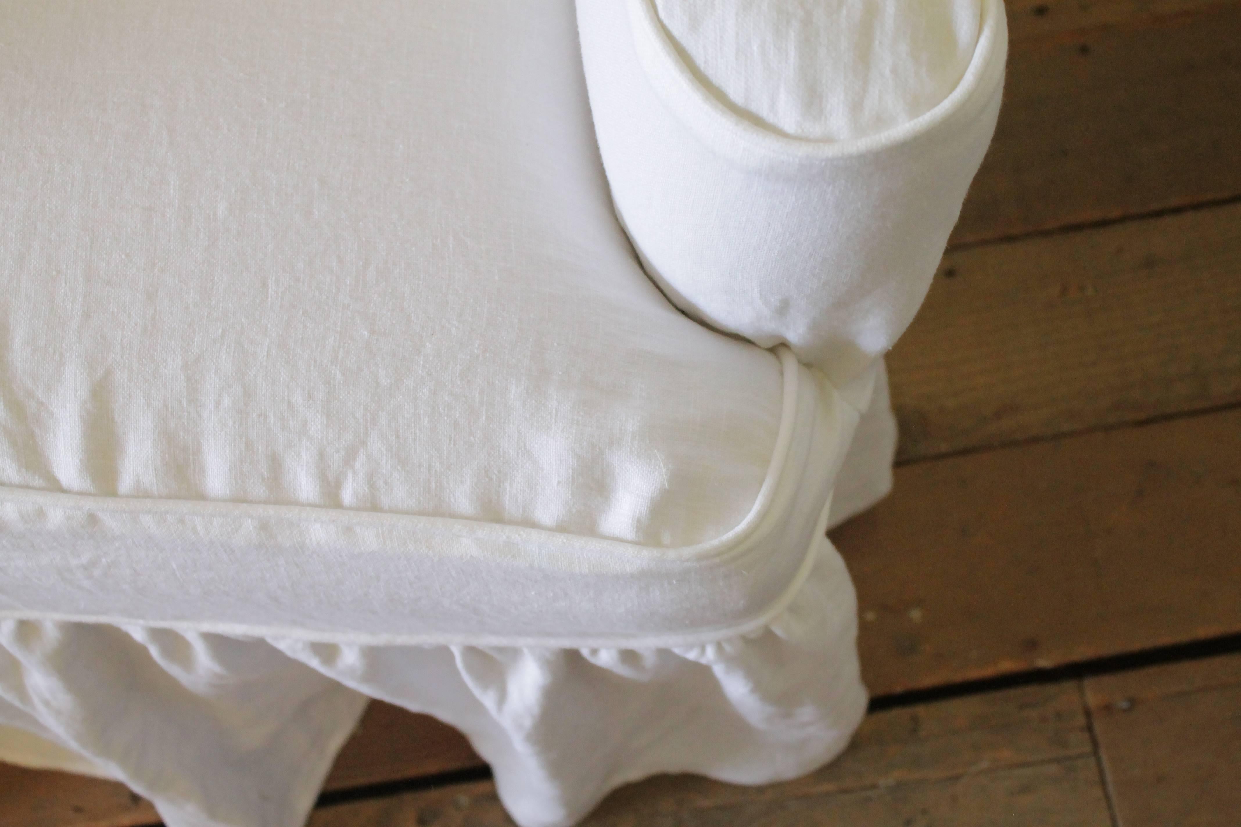 20ième siècle Paire de chaises modernes en lin blanc recouvertes d'une jupe à volants