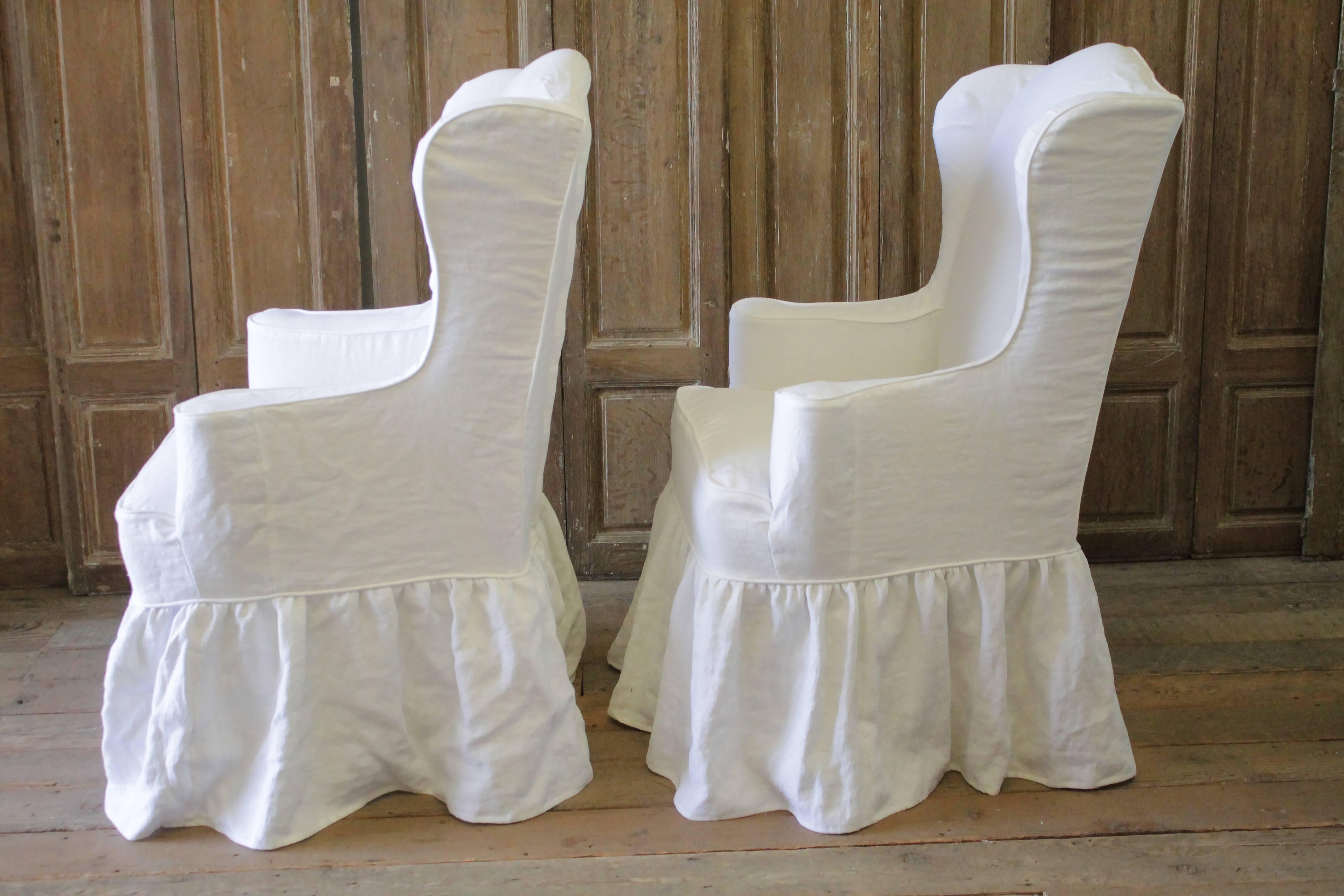 Tissu d'ameublement Paire de chaises modernes en lin blanc recouvertes d'une jupe à volants