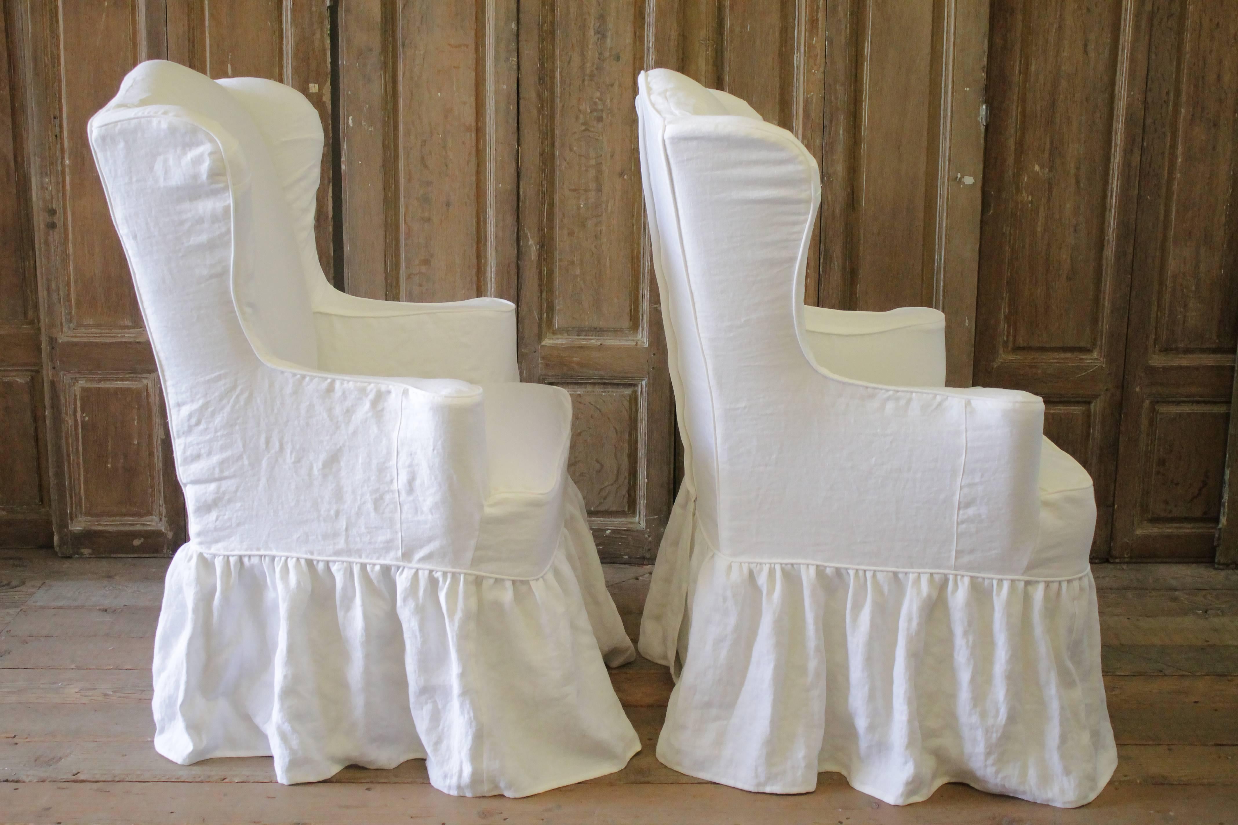 Paire de chaises modernes en lin blanc recouvertes d'une jupe à volants 2