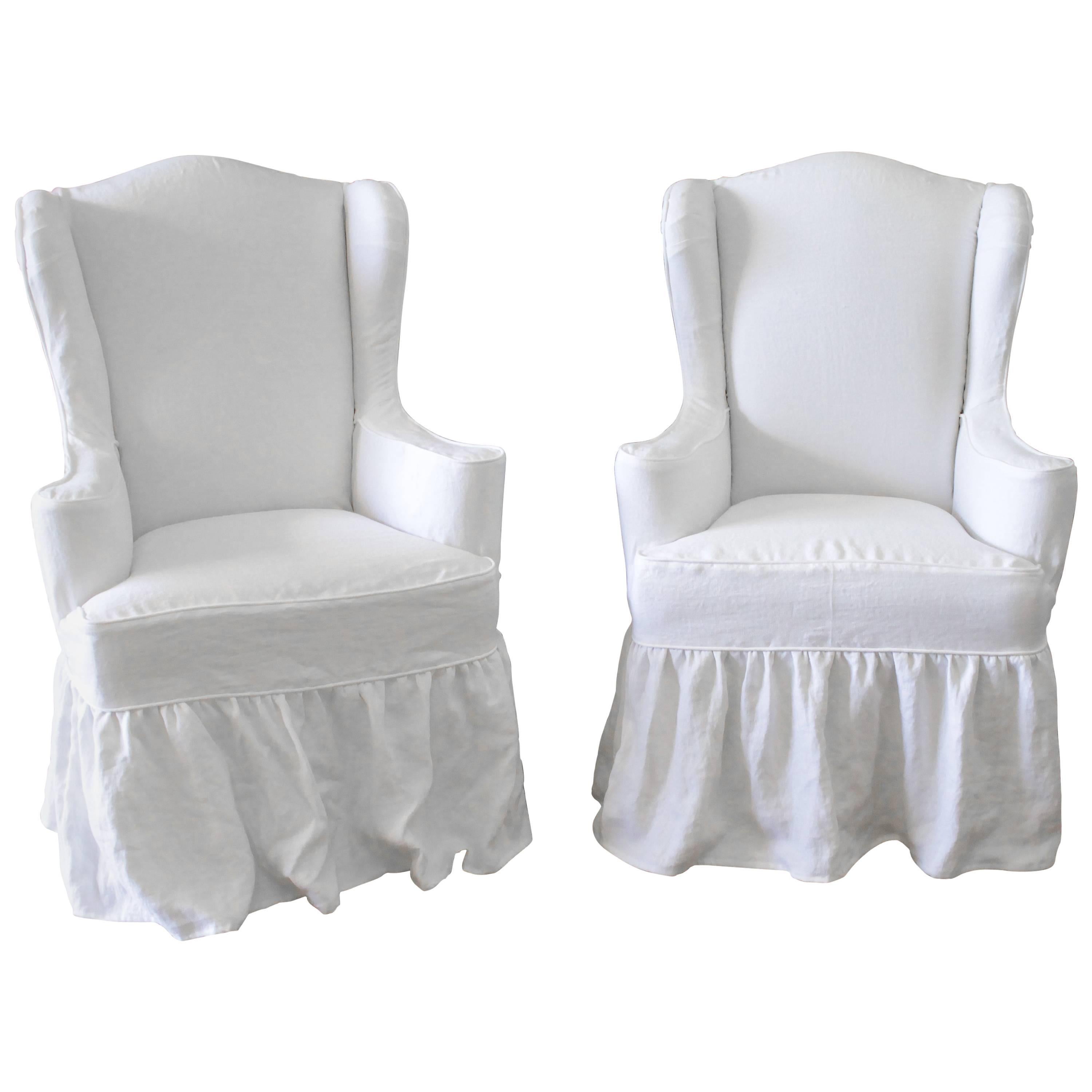 Paire de chaises modernes en lin blanc recouvertes d'une jupe à volants