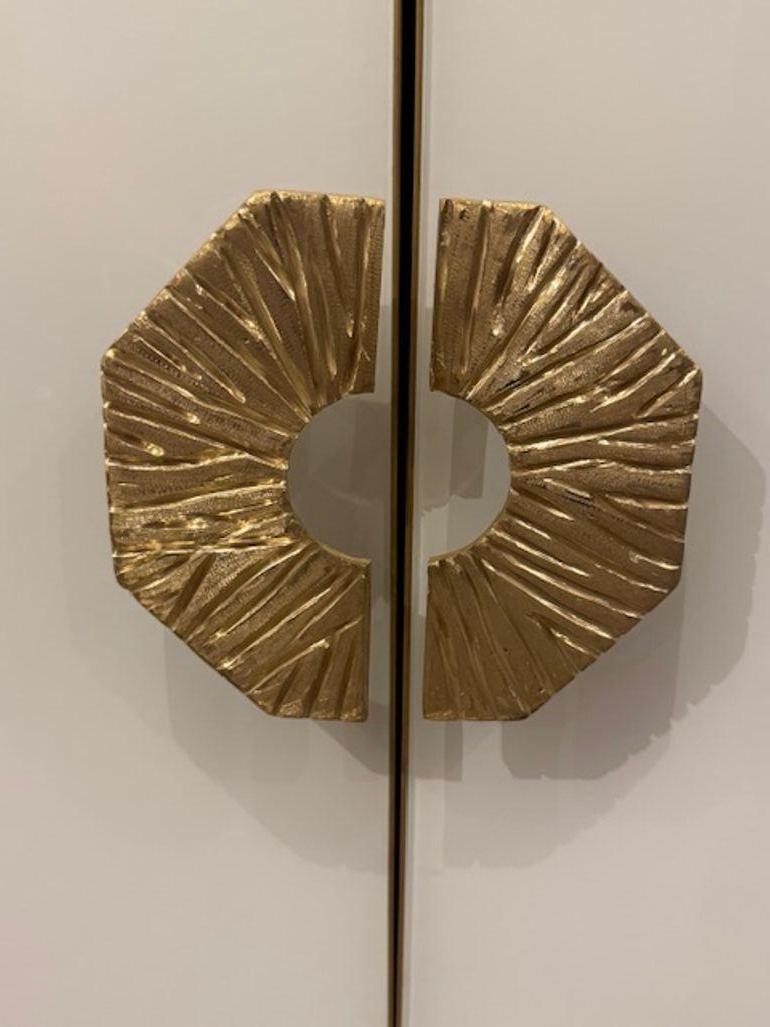 Questo prodotto è un'elegante coppia di comodini moderni in vetro di Murano bianco e ottone. Il design elegante è caratterizzato da un vetro scintillante in un elegante colore bianco. Realizzati con materiali in ottone di alta qualità sulle maniglie