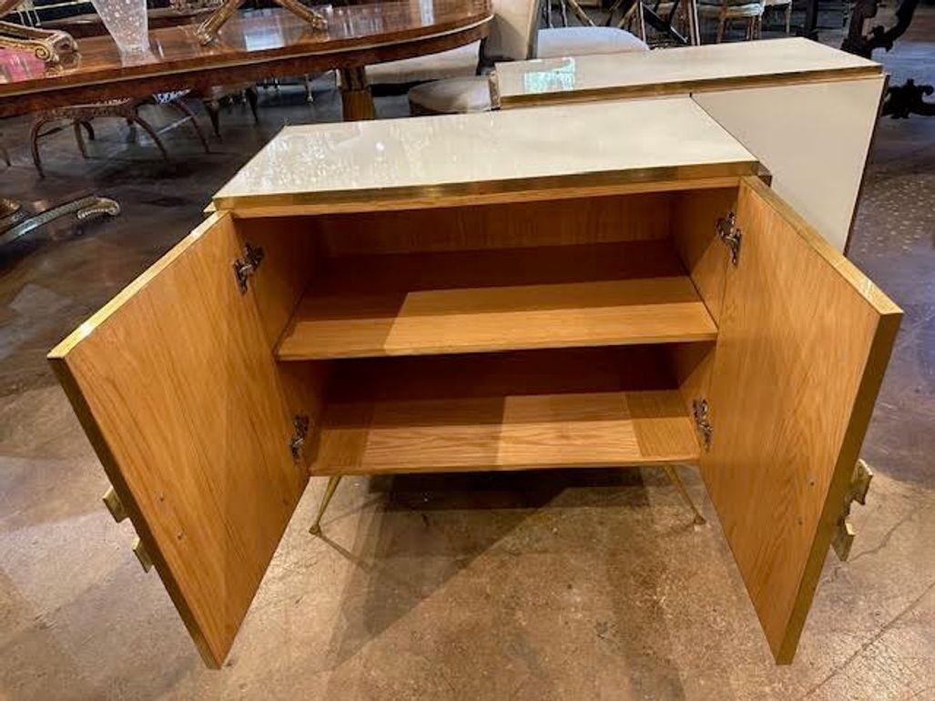 Italiano Coppia di comodini moderni in vetro di Murano bianco e ottone in vendita