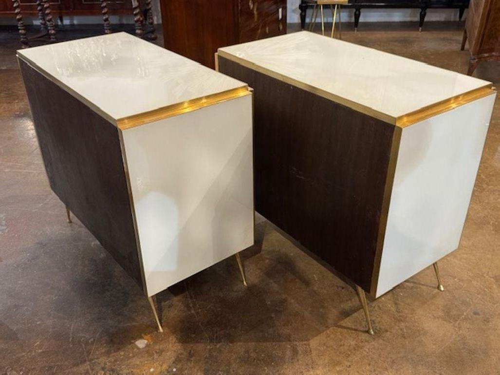 Coppia di comodini moderni in vetro di Murano bianco e ottone In condizioni buone in vendita a Dallas, TX
