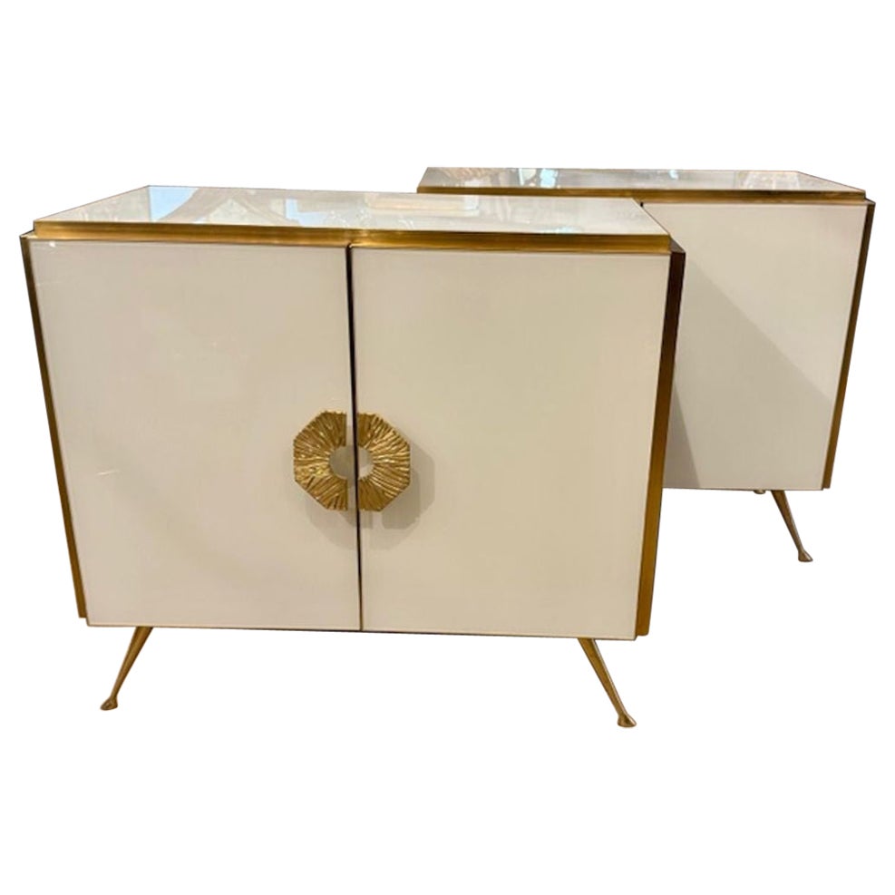 Coppia di comodini moderni in vetro di Murano bianco e ottone in vendita