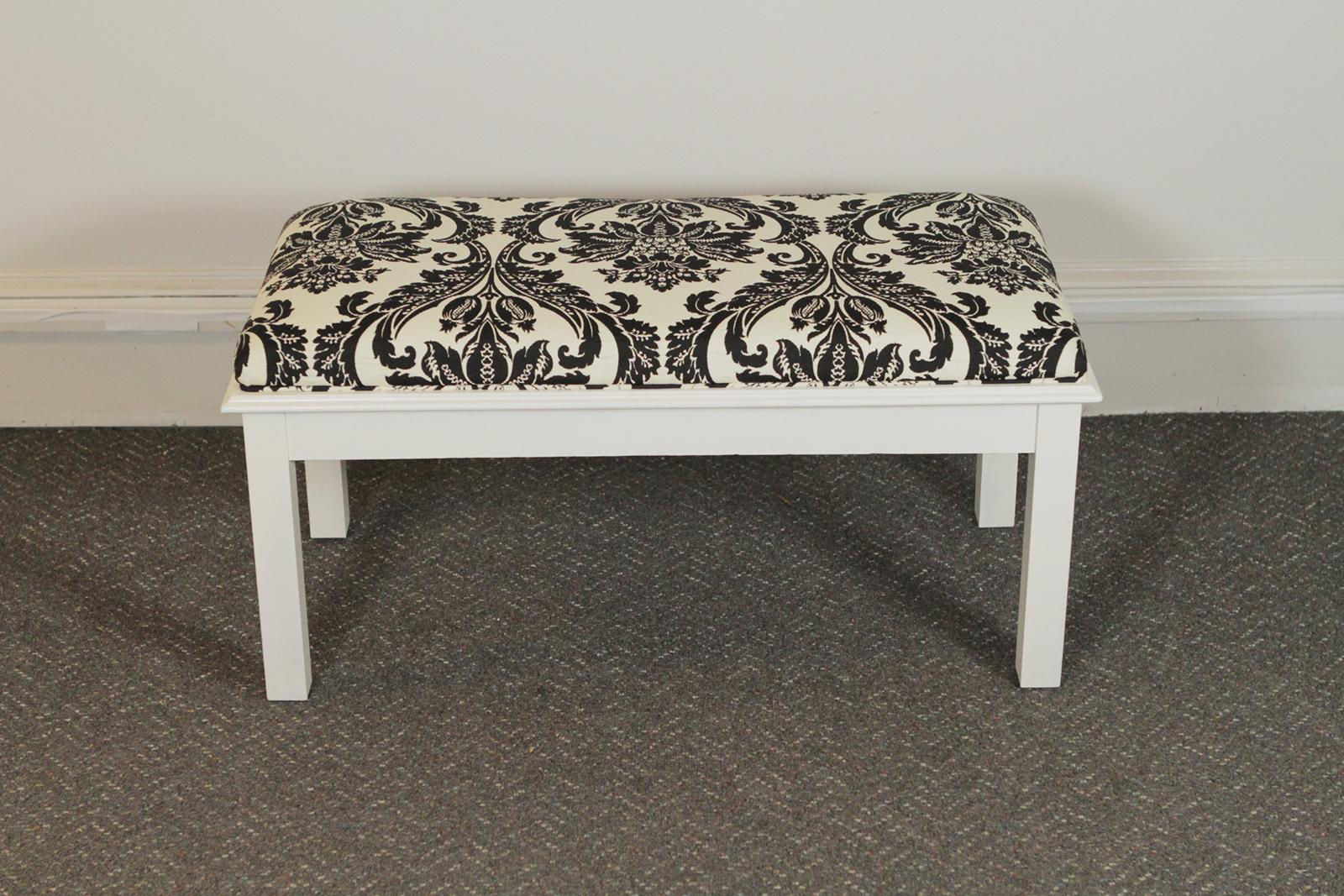 Pair of Modern White Painted Wood Upholstered Benches (Gemalt)