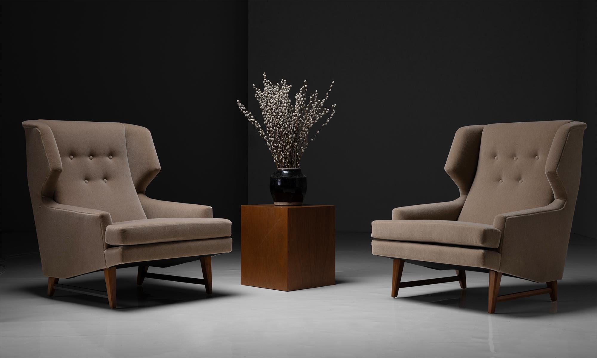 Mid-Century Modern Pair of Modern Wingback Chairs in Mohair, America circa 1960
