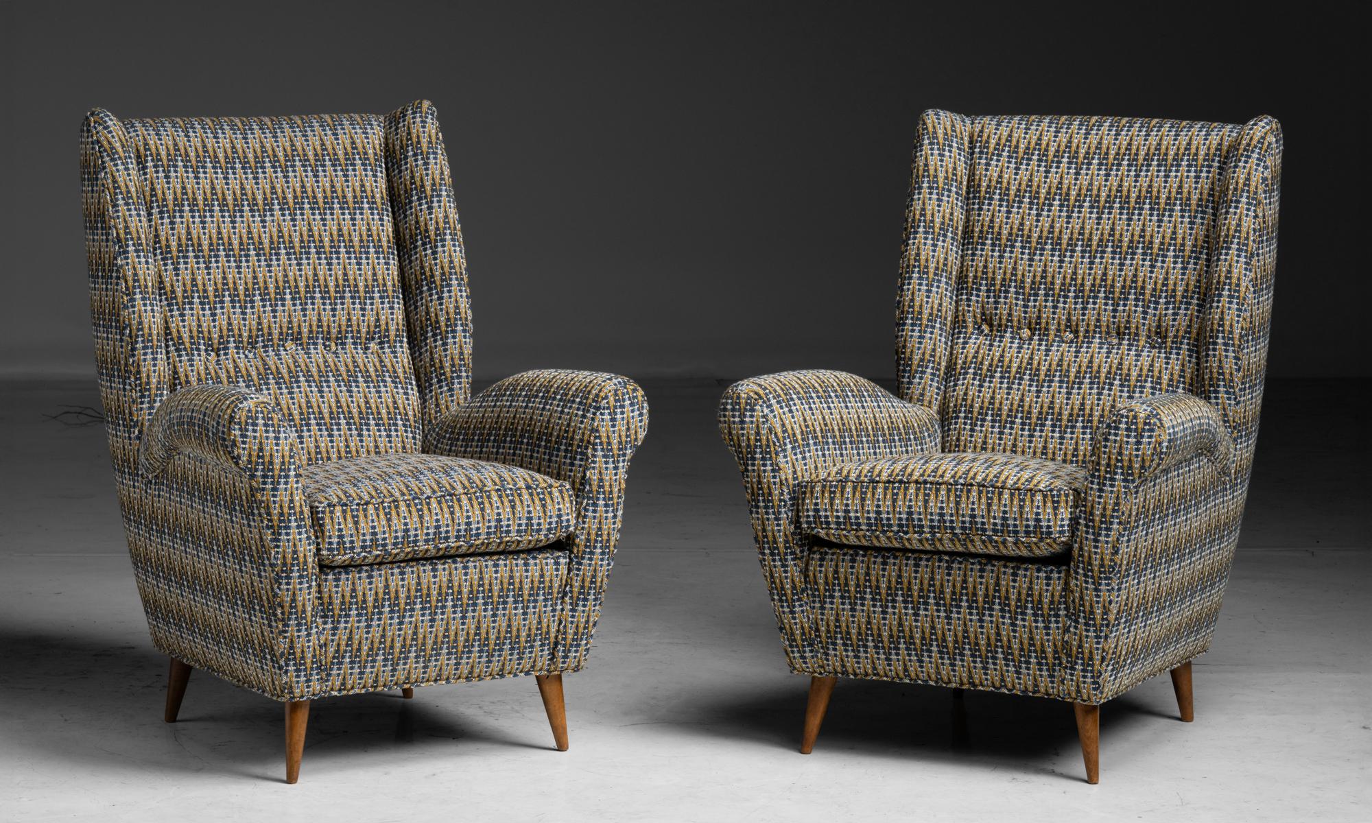 Italie, 1950
Paire de fauteuils modernes à dossier ailé nouvellement tapissés en coton mélangé Pierre Frey.
29 