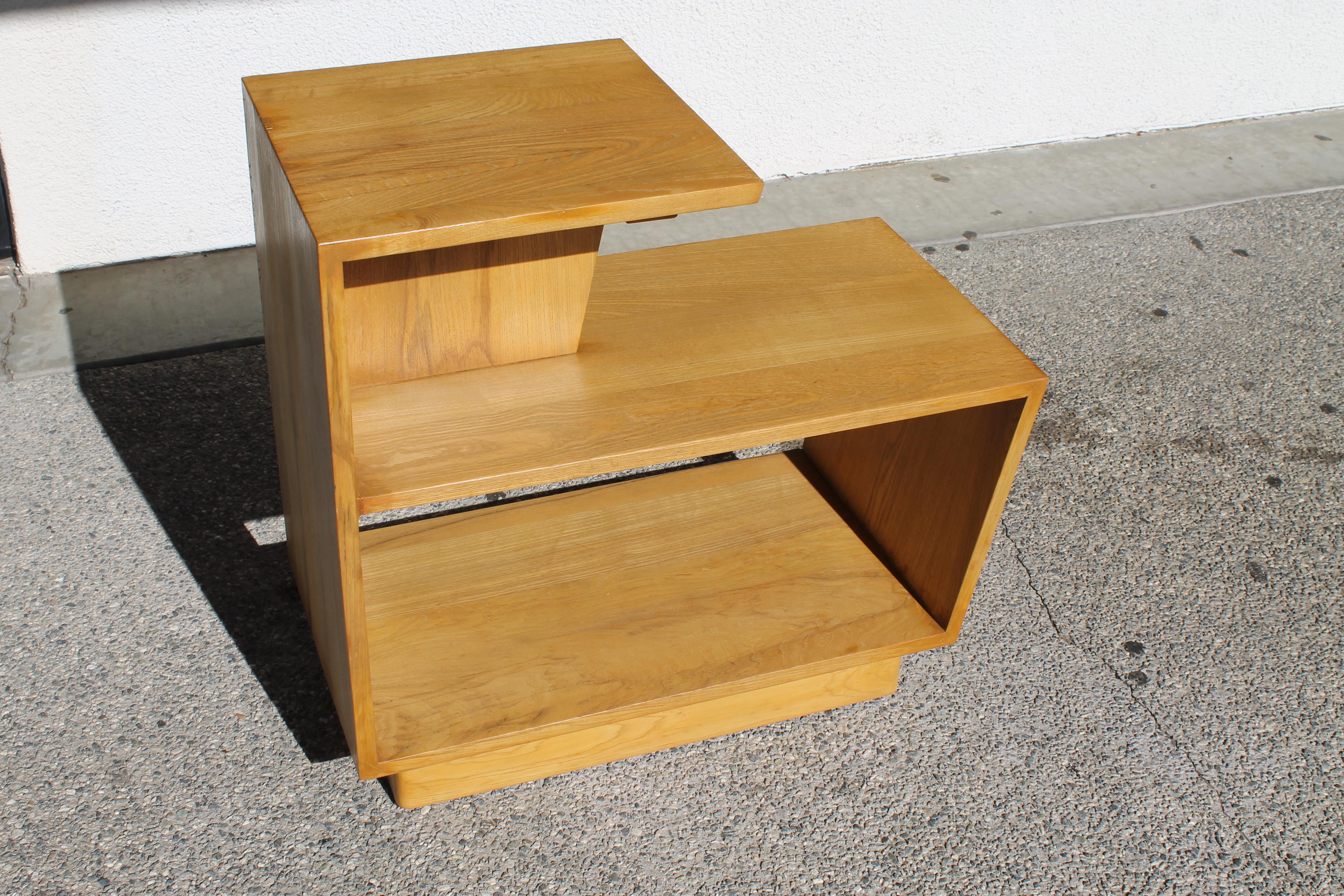 Pair of Moderne End Tables For Sale 3