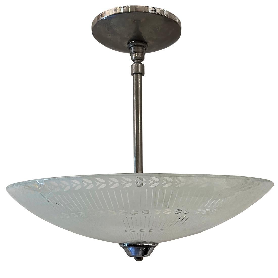 Coppia di lampade a sospensione / semi-incasso in vetro italiane degli anni '50 circa con tre luci interne sostenute da uno stelo centrale (che può essere accorciato). Venduto singolarmente.

Misure:
Altezza minima: 12.5
