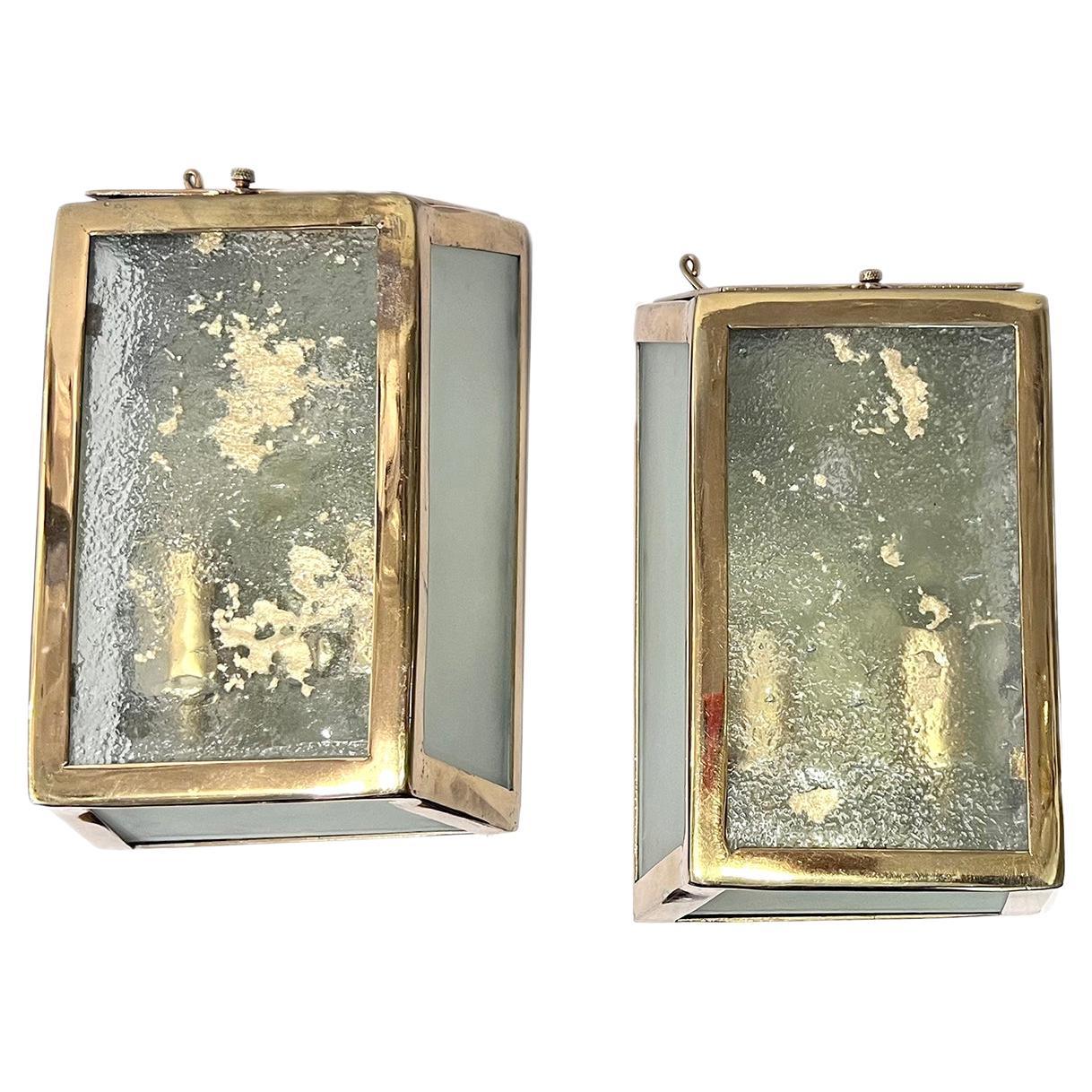 Paar französische Kunstglaskonsolen mit 2 Innenleuchten, circa 1950er Jahre.

Abmessungen:
Höhe: 9,5