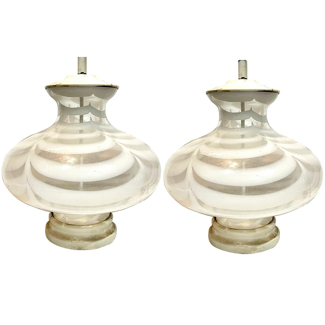 Une paire de lampes de table en verre soufflé à ruban de style Moderne italien des années 1960 en blanc et transparent.

Mesures :
Hauteur du corps : 16
Diamètre : 16
