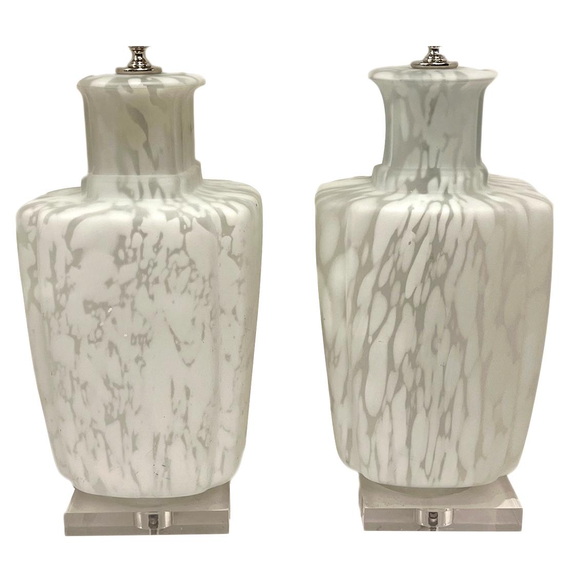 Paire de lampes de table italiennes des années 1960 en verre blanc moucheté avec bases en lucite.

Mesures :
Hauteur du corps : 18,5