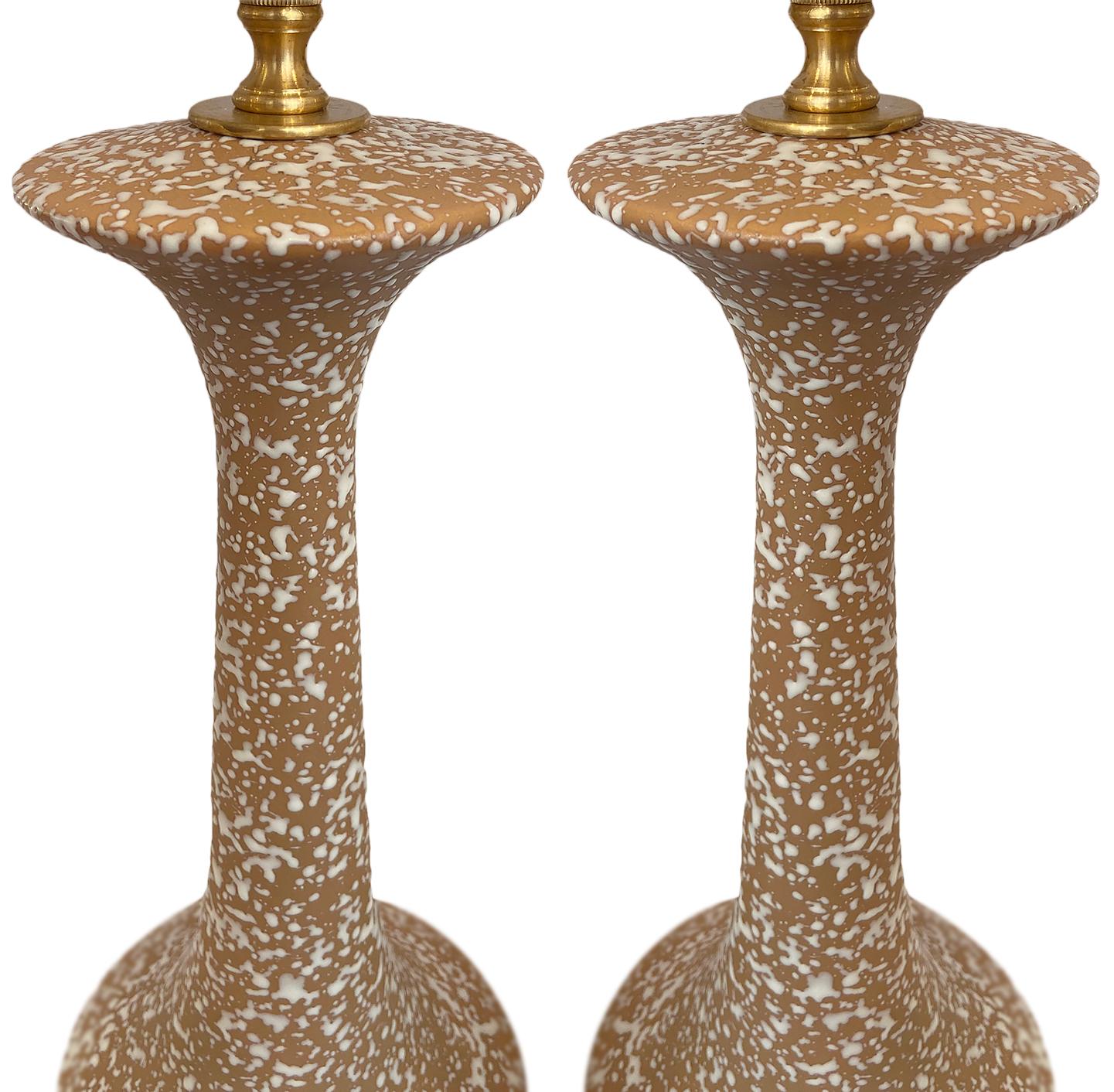 A pair of circa 1940's Italian porcelain lamps.

Measurements:
Height: 19.5