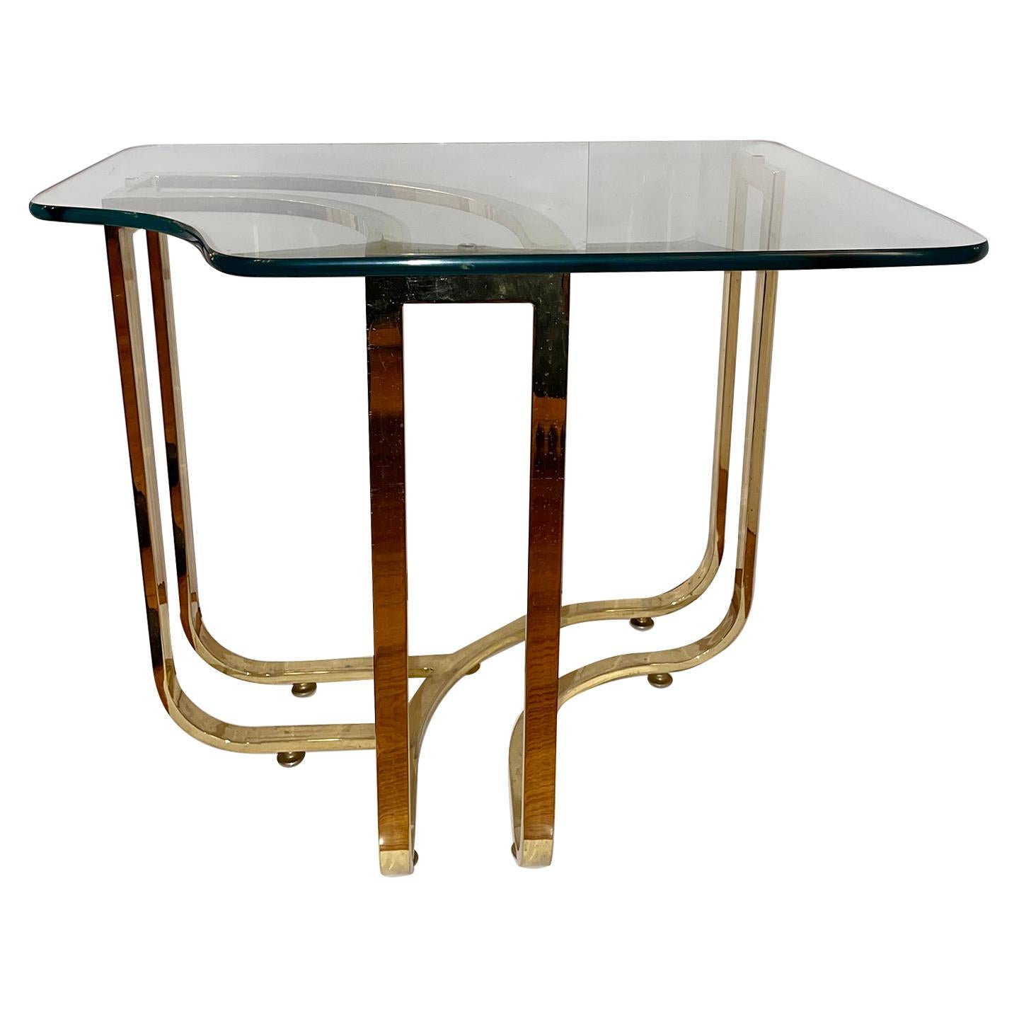 Paire de tables d'appoint italiennes de style Moderne, circa 1960, avec plateaux en verre.

Mesures :
Hauteur : 23