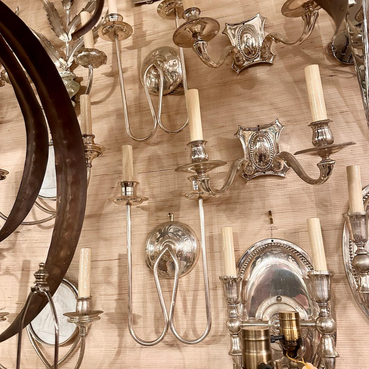 Italiano Coppia di lampade Moderne placcate in argento in vendita