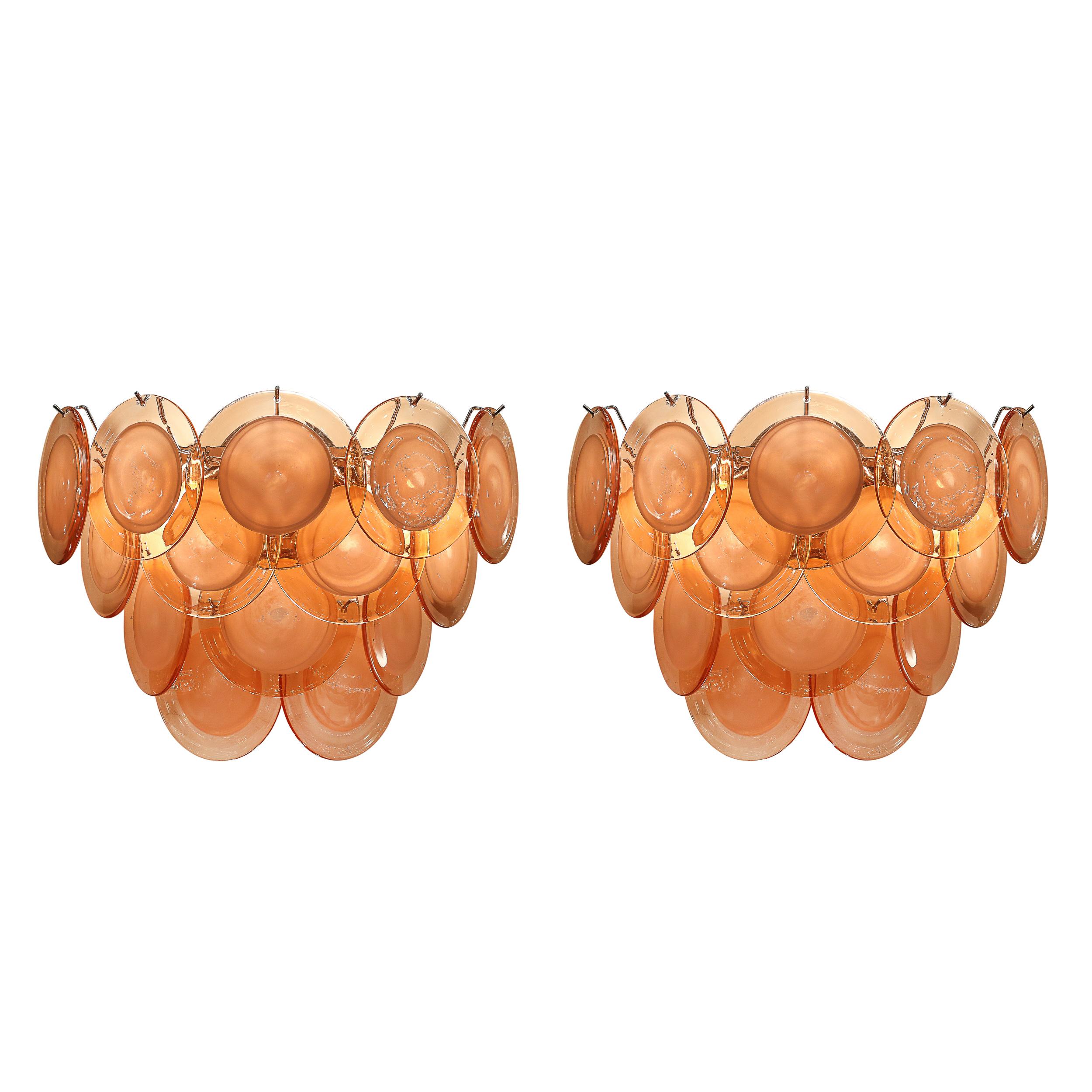 Cette paire d'appliques modernistes à 14 disques en verre abricot fumé de Murano soufflé à la main avec des ferrures chromées provient d'Italie au 21e siècle. Elles sont composées de disques en verre de Murano soufflé à la main dans une superbe