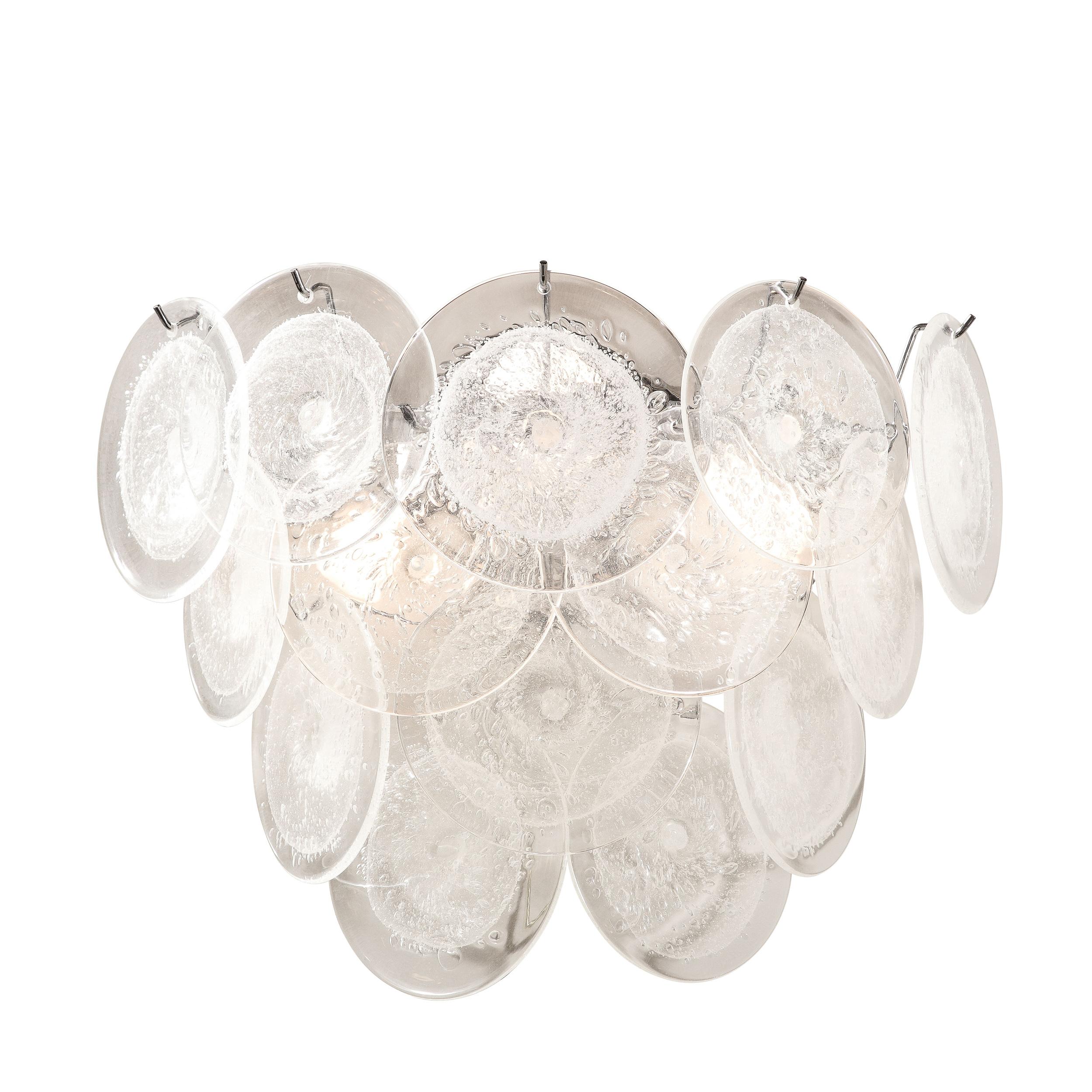 Dieses schöne und zeitlose Paar modernistischer 14-Scheiben-Leuchten wurde in Murano, Italien, mundgeblasen - der Insel vor der Küste Venedigs, die seit Jahrhunderten für ihre hervorragende Glasproduktion bekannt ist. Die nach dem Vorbild von